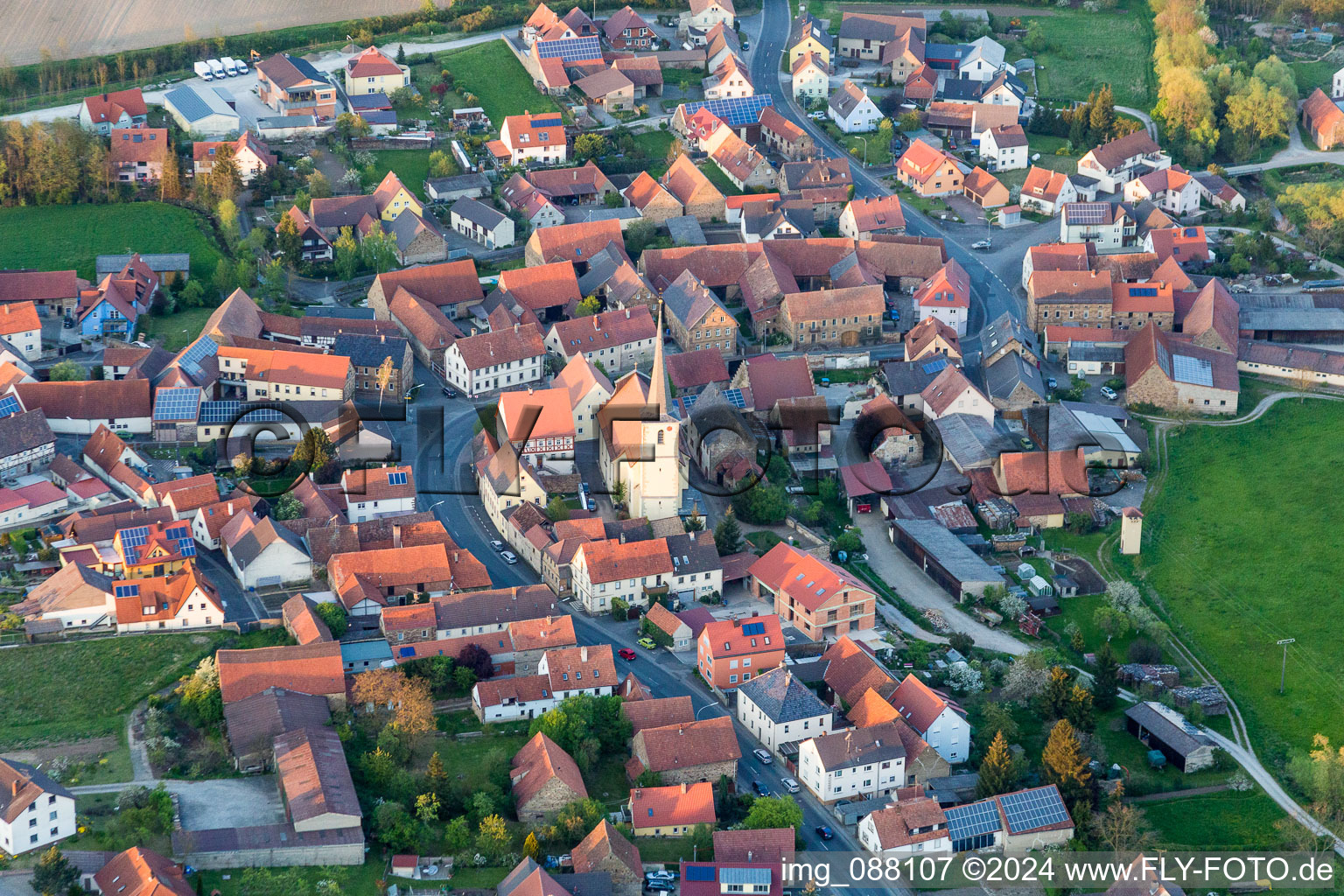Vue aérienne de Bâtiment d'église au centre du village à Stadelschwarzach dans le département Bavière, Allemagne