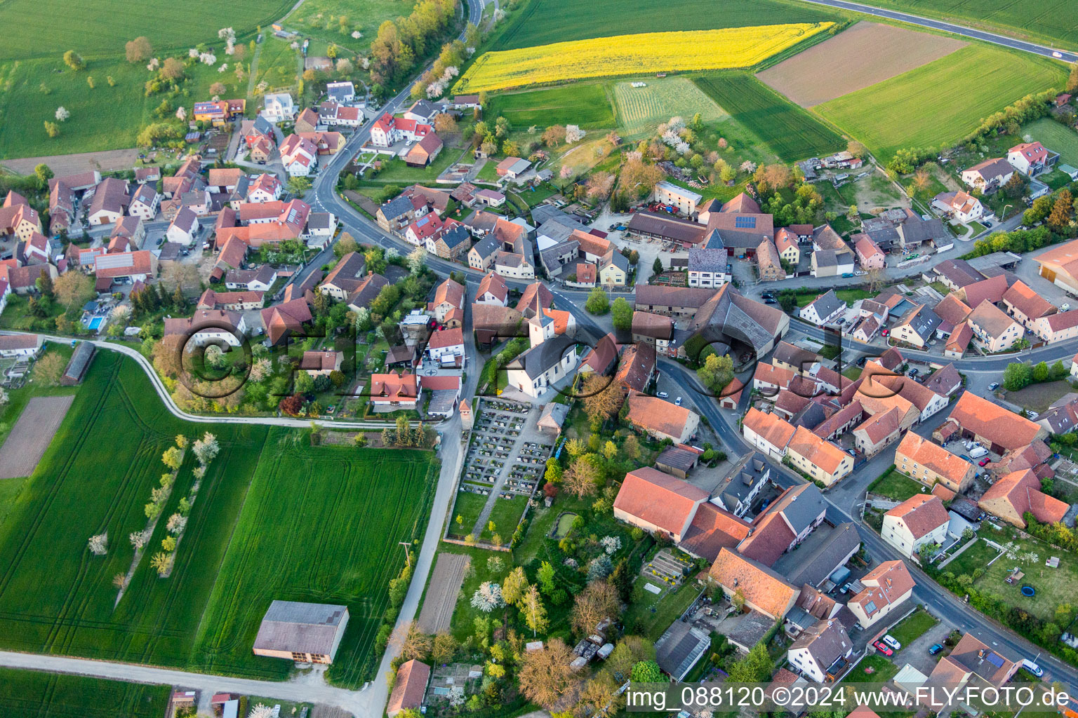 Vue aérienne de Champs agricoles et surfaces utilisables à Schallfeld dans le département Bavière, Allemagne