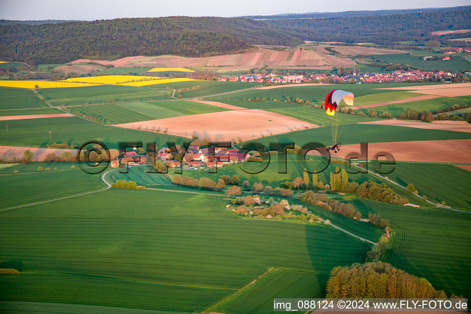 Vue aérienne de Parapente au-dessus de la ville à le quartier Wiebelsberg in Oberschwarzach dans le département Bavière, Allemagne