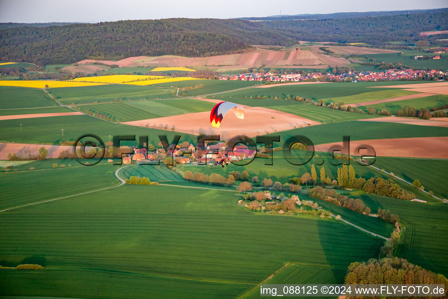 Vue aérienne de Parapente au-dessus de la ville à le quartier Wiebelsberg in Oberschwarzach dans le département Bavière, Allemagne