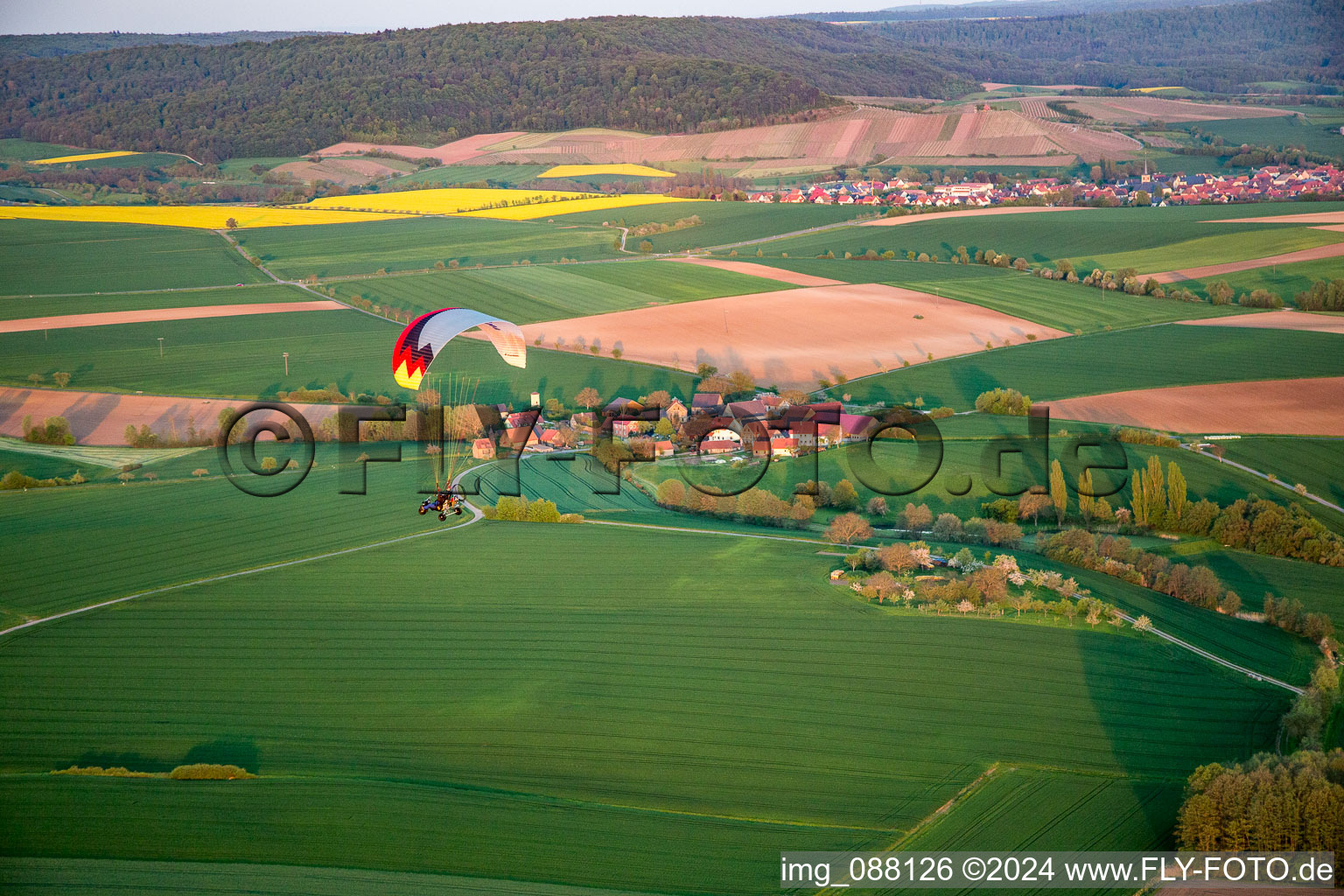 Photographie aérienne de Parapente au-dessus de la ville à le quartier Wiebelsberg in Oberschwarzach dans le département Bavière, Allemagne