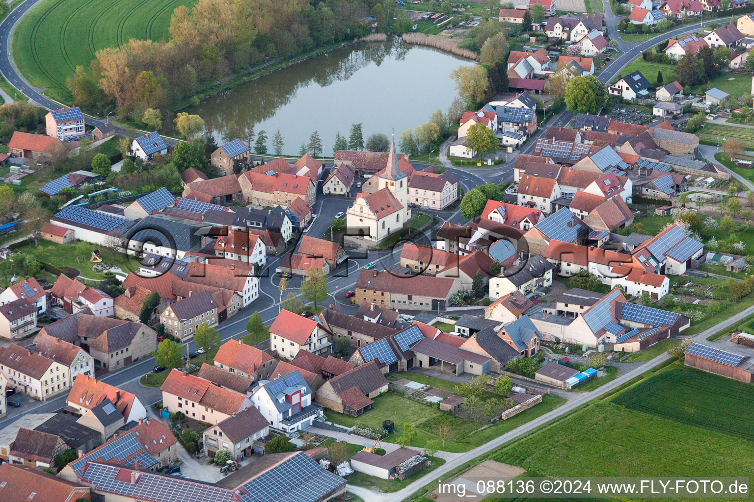 Vue aérienne de Zones riveraines du lac Vögniter See à le quartier Mönchstockheim in Sulzheim dans le département Bavière, Allemagne