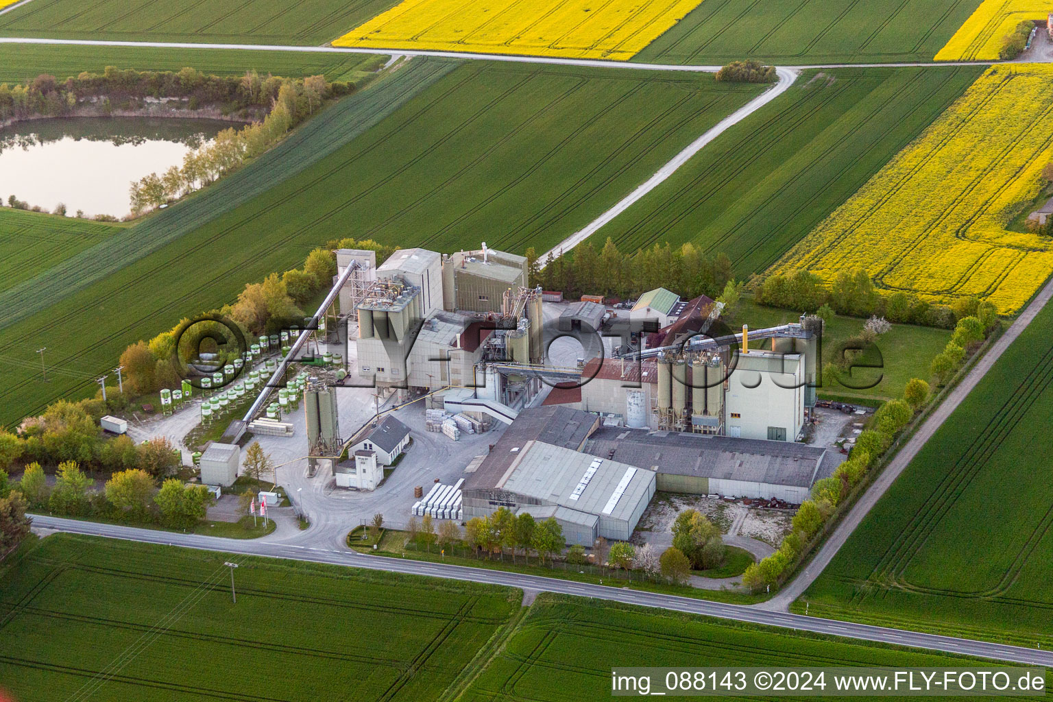 Vue aérienne de Centrale à béton et matériaux de construction à Sulzheim dans le département Bavière, Allemagne