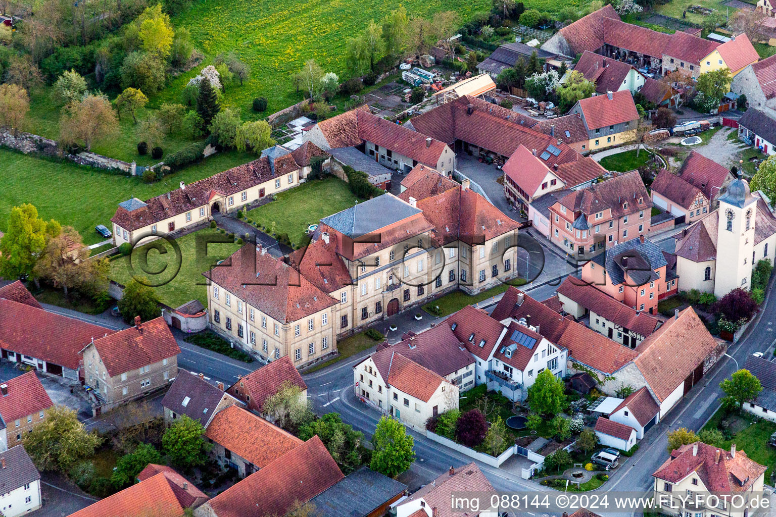 Vue aérienne de Château et restaurant Sulzheim à Sulzheim dans le département Bavière, Allemagne