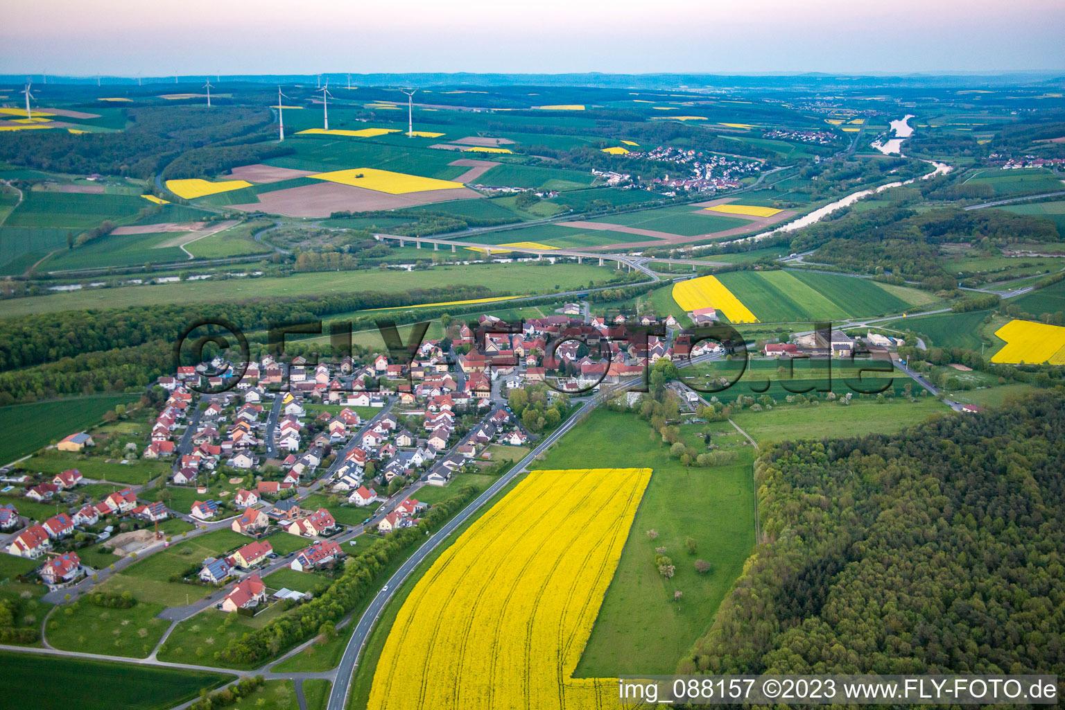Vue aérienne de Weyer à Gochsheim dans le département Bavière, Allemagne