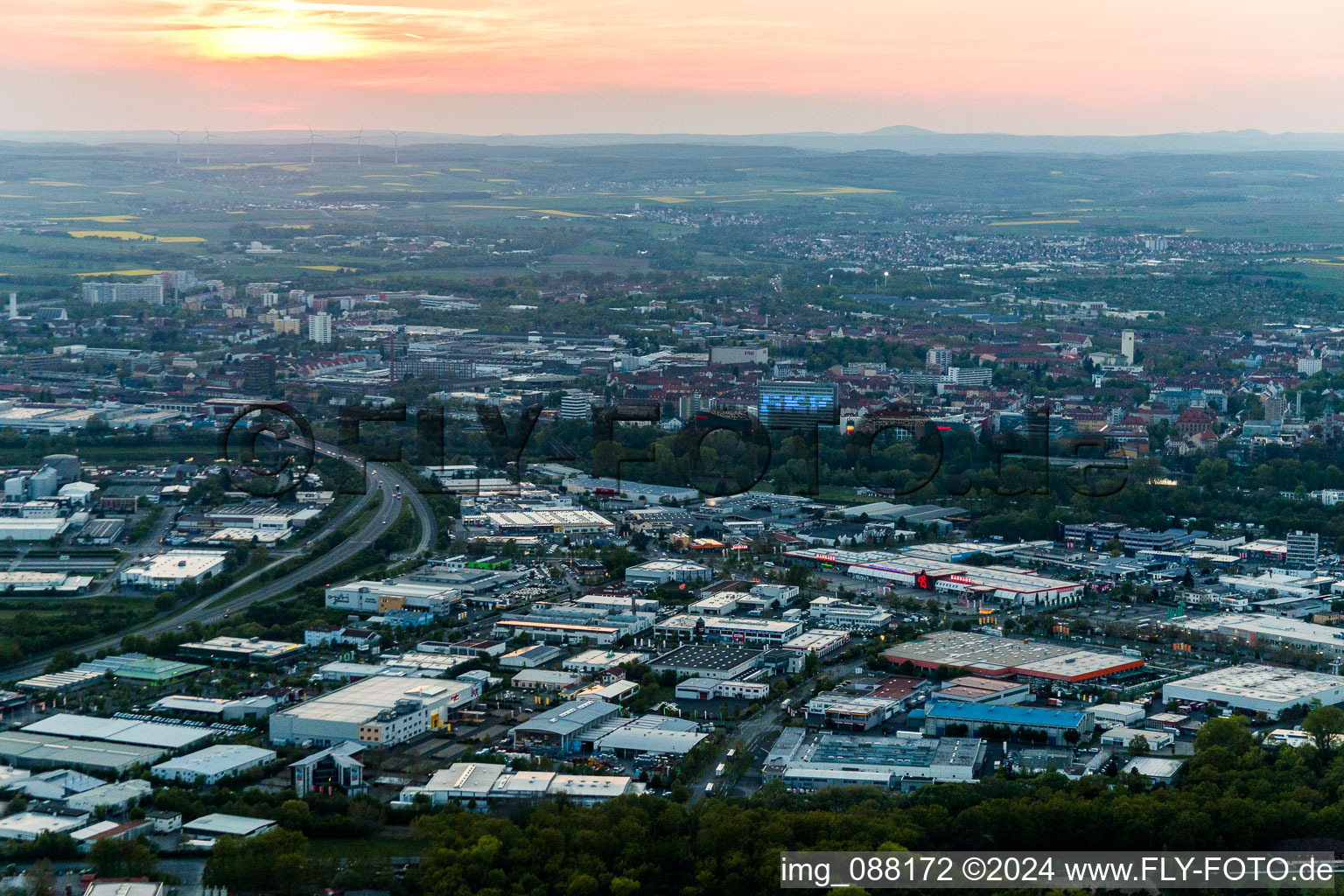 Vue aérienne de Zone commerciale et port de règlement de l'entreprise au coucher du soleil à Schweinfurt dans le département Bavière, Allemagne