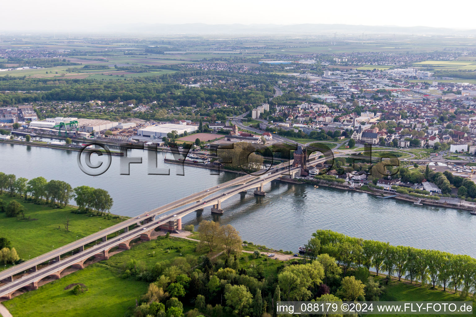 Vue aérienne de Rivière - structure du pont Nibelungenbrücke pour la B47 sur le Rhin à Worms dans le département Rhénanie-Palatinat, Allemagne