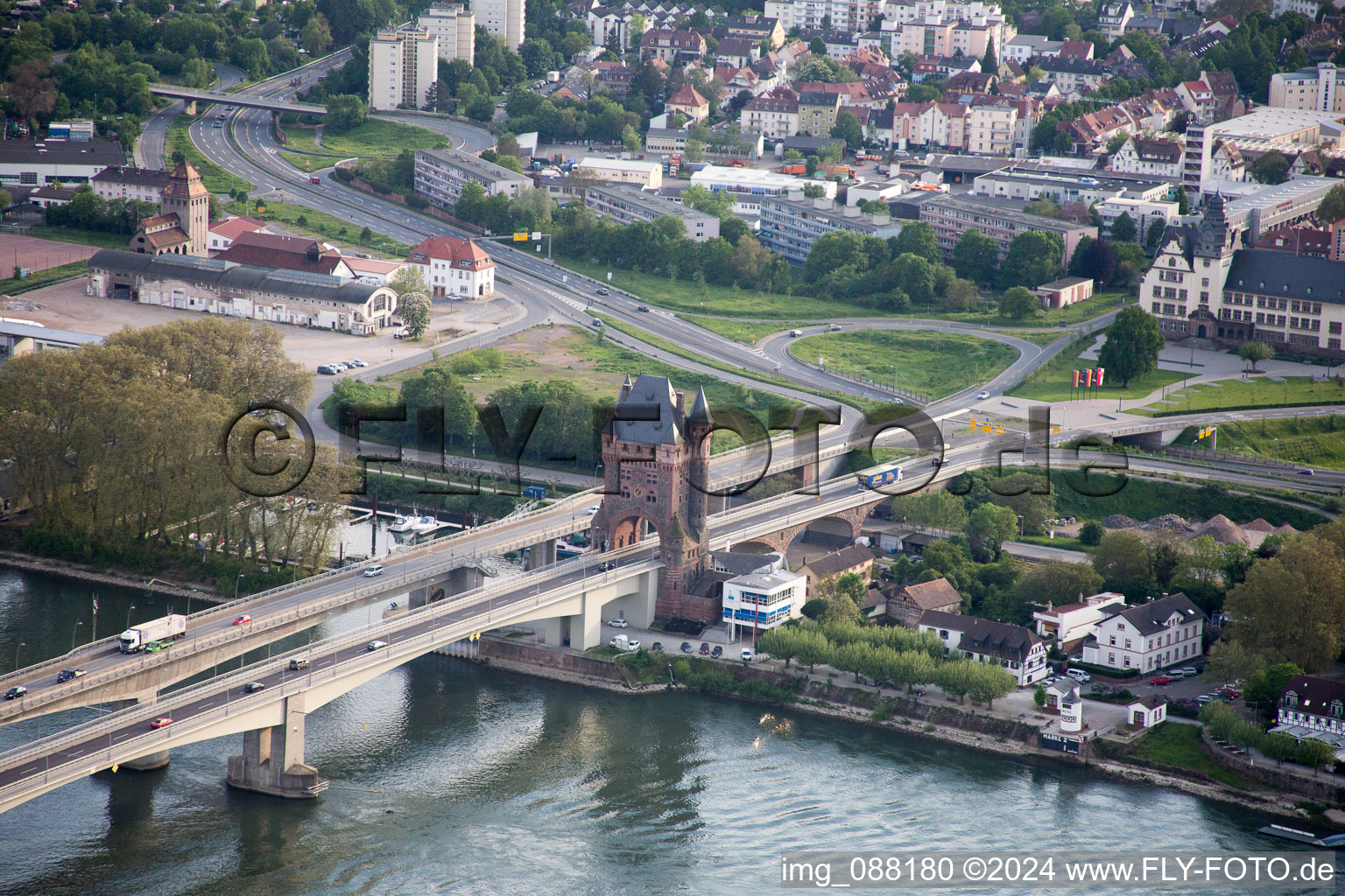 Vue aérienne de Pont du Nibelungen à Worms dans le département Rhénanie-Palatinat, Allemagne