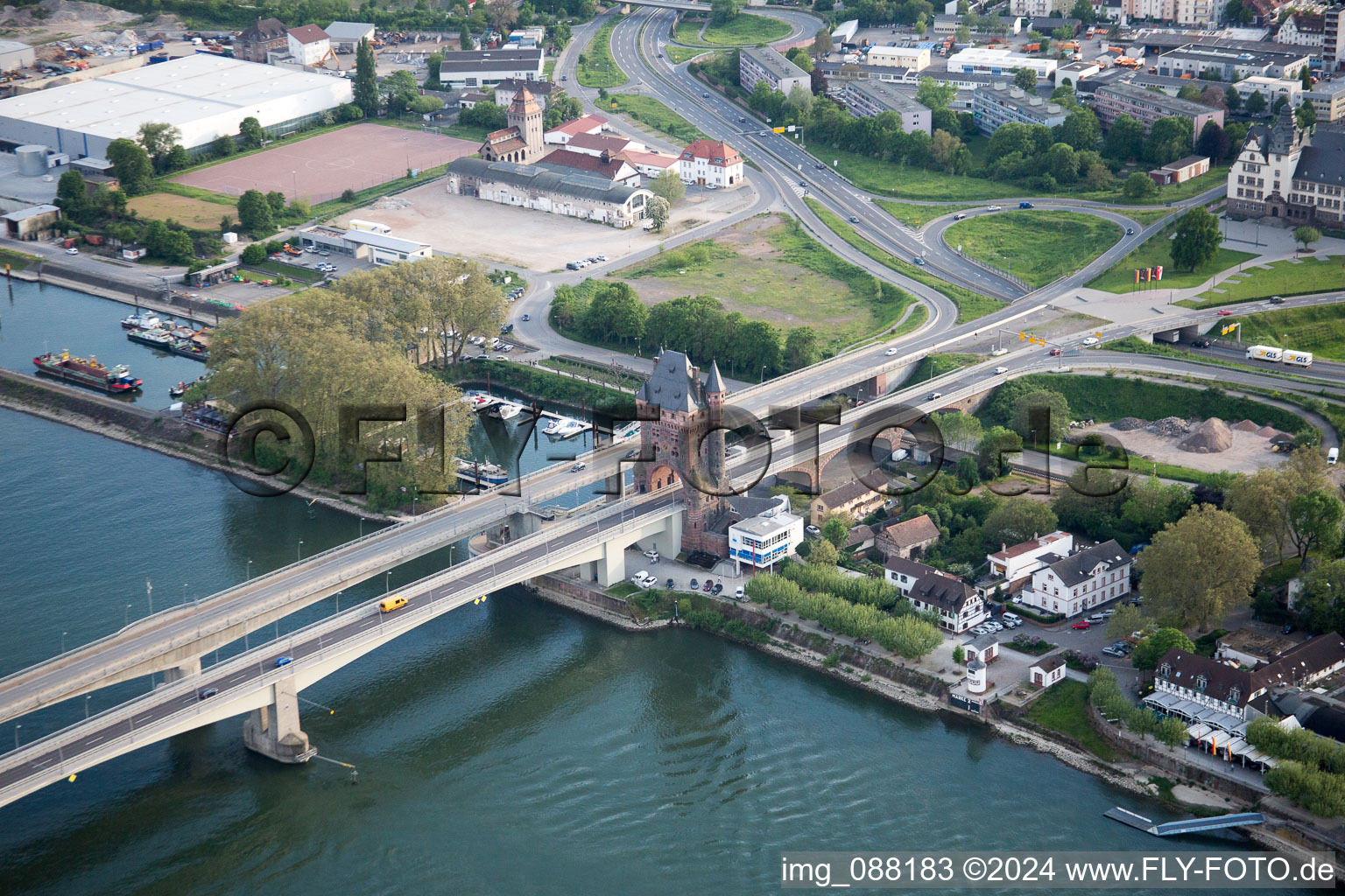 Vue aérienne de Pont du Nibelungen à Worms dans le département Rhénanie-Palatinat, Allemagne