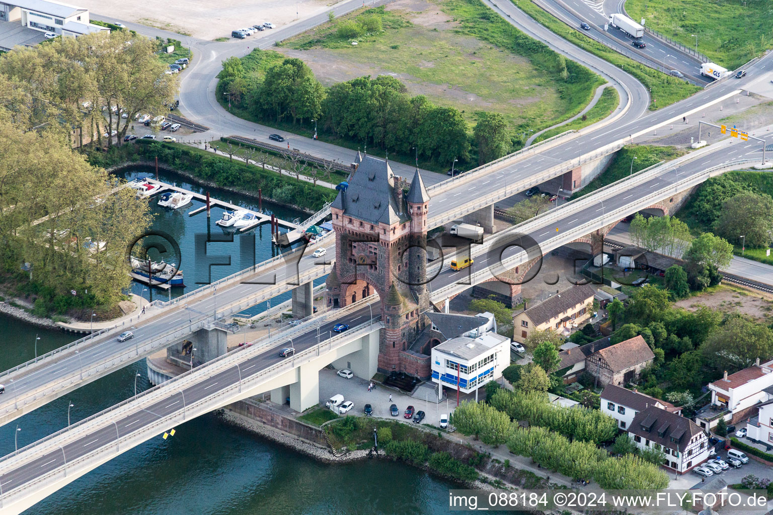 Vue aérienne de Rivière - structure du pont Nibelungenbrücke pour la B47 sur le Rhin à Worms dans le département Rhénanie-Palatinat, Allemagne