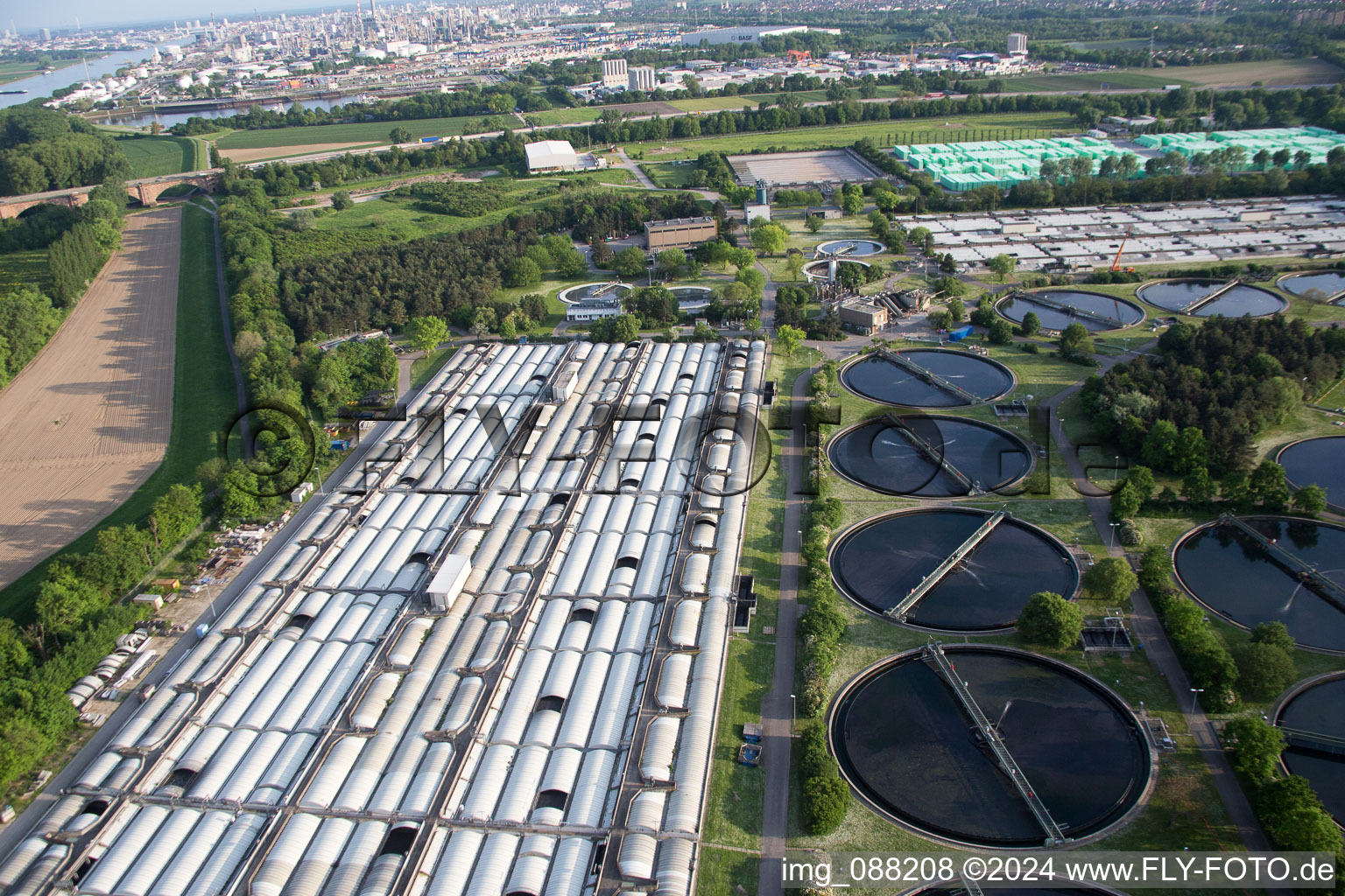 Photographie aérienne de Station d'épuration BASF à le quartier Mörsch in Frankenthal dans le département Rhénanie-Palatinat, Allemagne