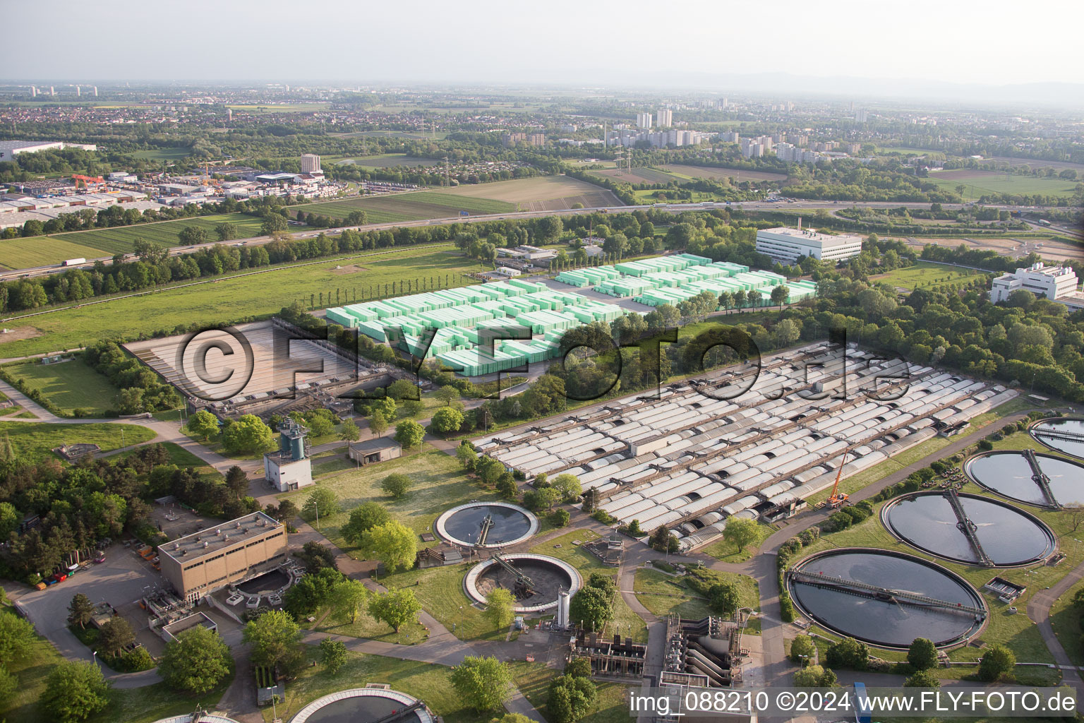 Station d'épuration BASF à le quartier Mörsch in Frankenthal dans le département Rhénanie-Palatinat, Allemagne d'en haut