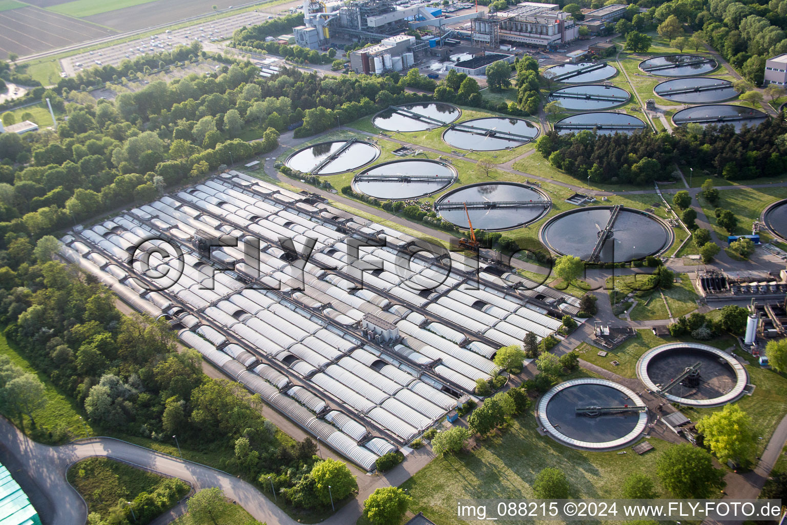 Vue aérienne de Cuves de traitement des eaux usées et étapes de nettoyage pour le traitement des eaux usées de la station d'épuration BASF (Palatinat) à le quartier Mörsch in Frankenthal dans le département Rhénanie-Palatinat, Allemagne