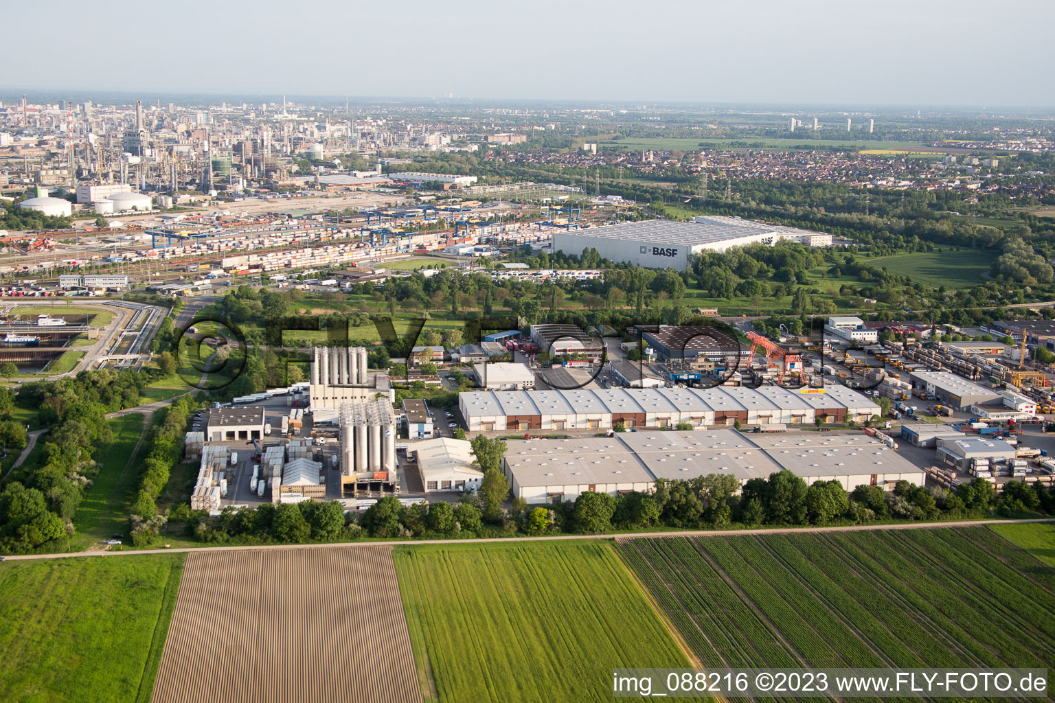 Vue aérienne de Zone industrielle de Muldenweg à le quartier Pfingstweide in Ludwigshafen am Rhein dans le département Rhénanie-Palatinat, Allemagne