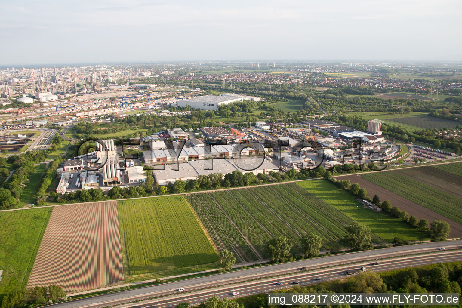 Vue aérienne de Zone industrielle de Muldenweg à le quartier Pfingstweide in Ludwigshafen am Rhein dans le département Rhénanie-Palatinat, Allemagne