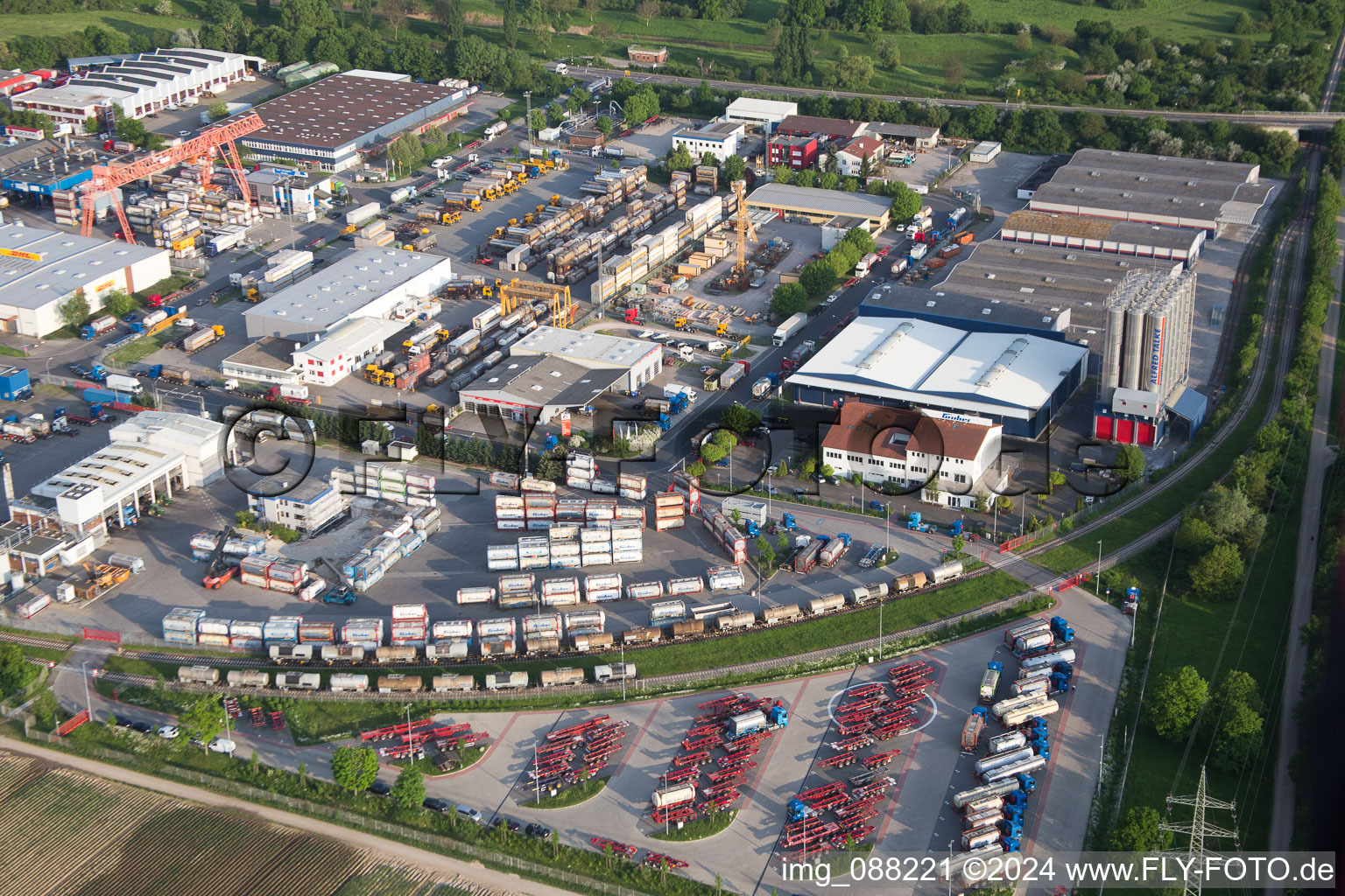 Vue oblique de Zone industrielle de Muldenweg à le quartier Pfingstweide in Ludwigshafen am Rhein dans le département Rhénanie-Palatinat, Allemagne