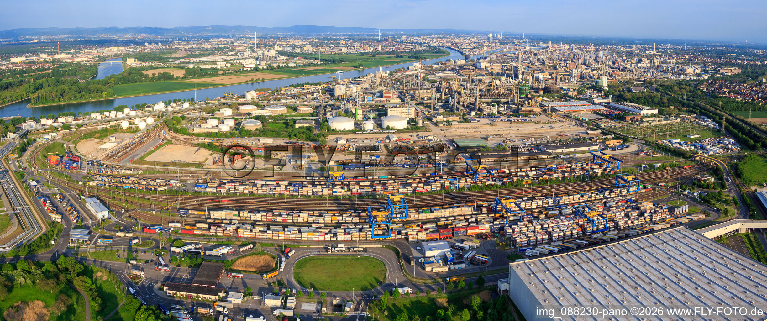 Vue aérienne de Vue panoramique de l'usine chimique BASF sur la rive nord du Rhin, y compris la gare de marchandises et l'entrepôt. à le quartier BASF in Ludwigshafen am Rhein dans le département Rhénanie-Palatinat, Allemagne
