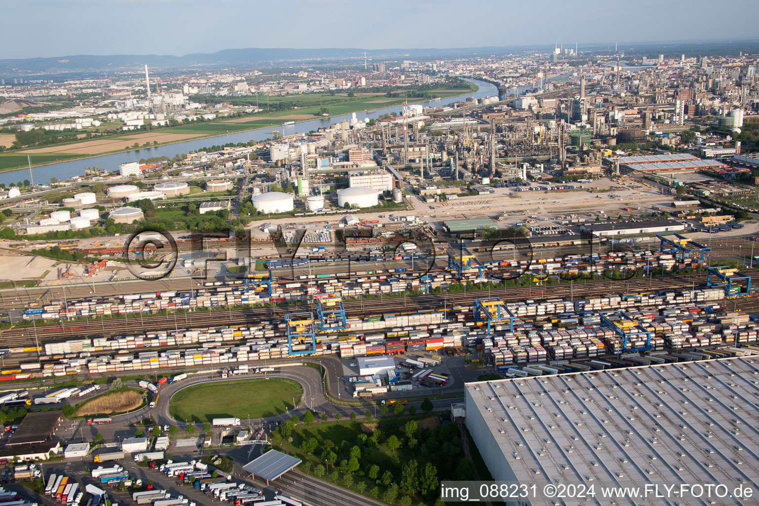 Quartier BASF in Ludwigshafen am Rhein dans le département Rhénanie-Palatinat, Allemagne vue d'en haut