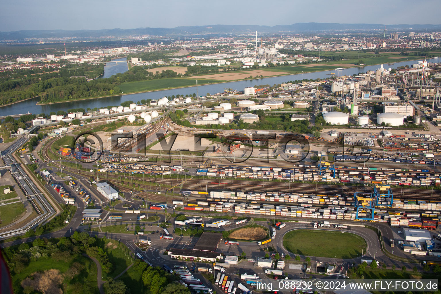 Quartier BASF in Ludwigshafen am Rhein dans le département Rhénanie-Palatinat, Allemagne depuis l'avion