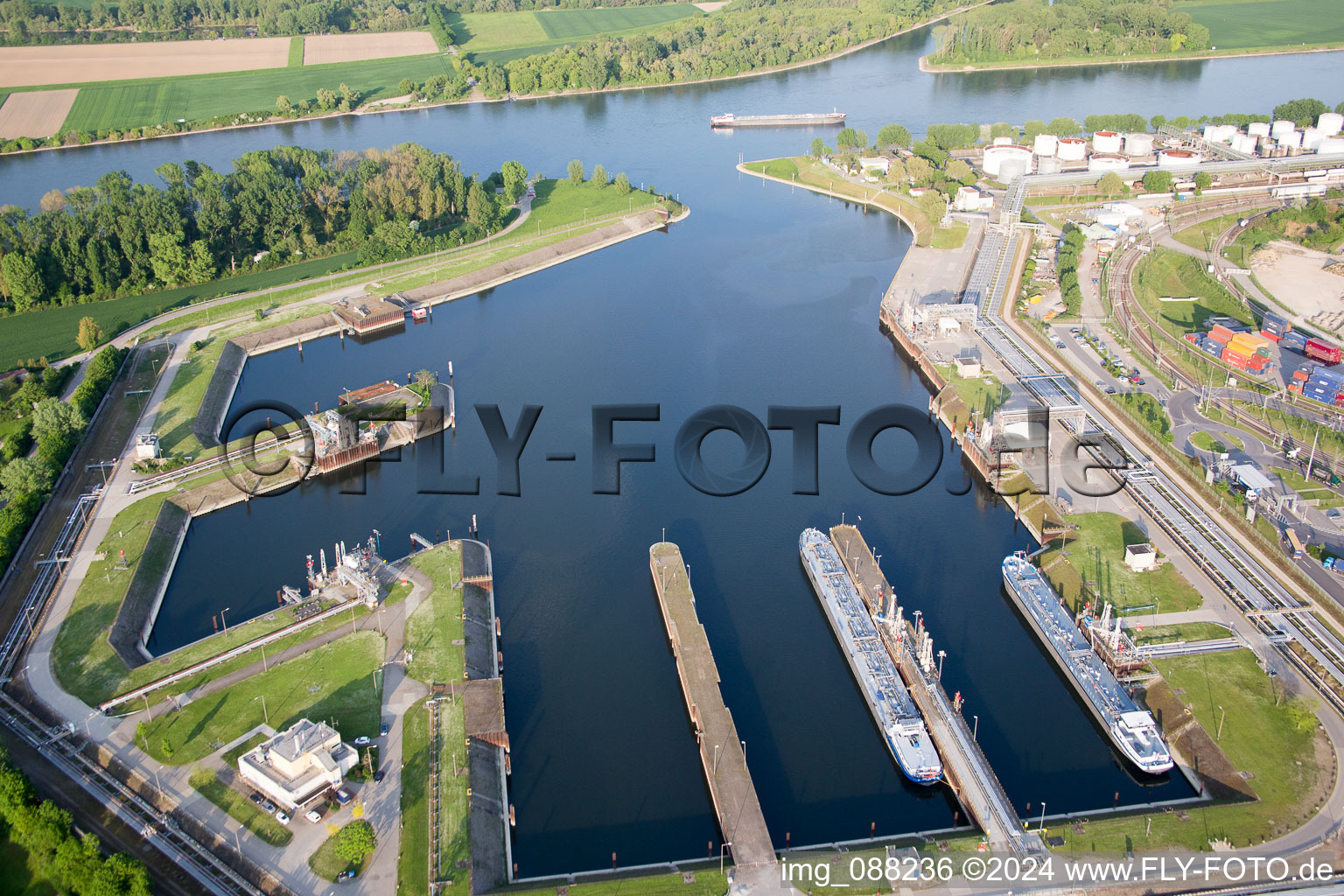 Vue aérienne de Installations à quai et postes d'amarrage pour navires sur le bassin portuaire du port intérieur de BASF à le quartier BASF in Ludwigshafen am Rhein dans le département Rhénanie-Palatinat, Allemagne