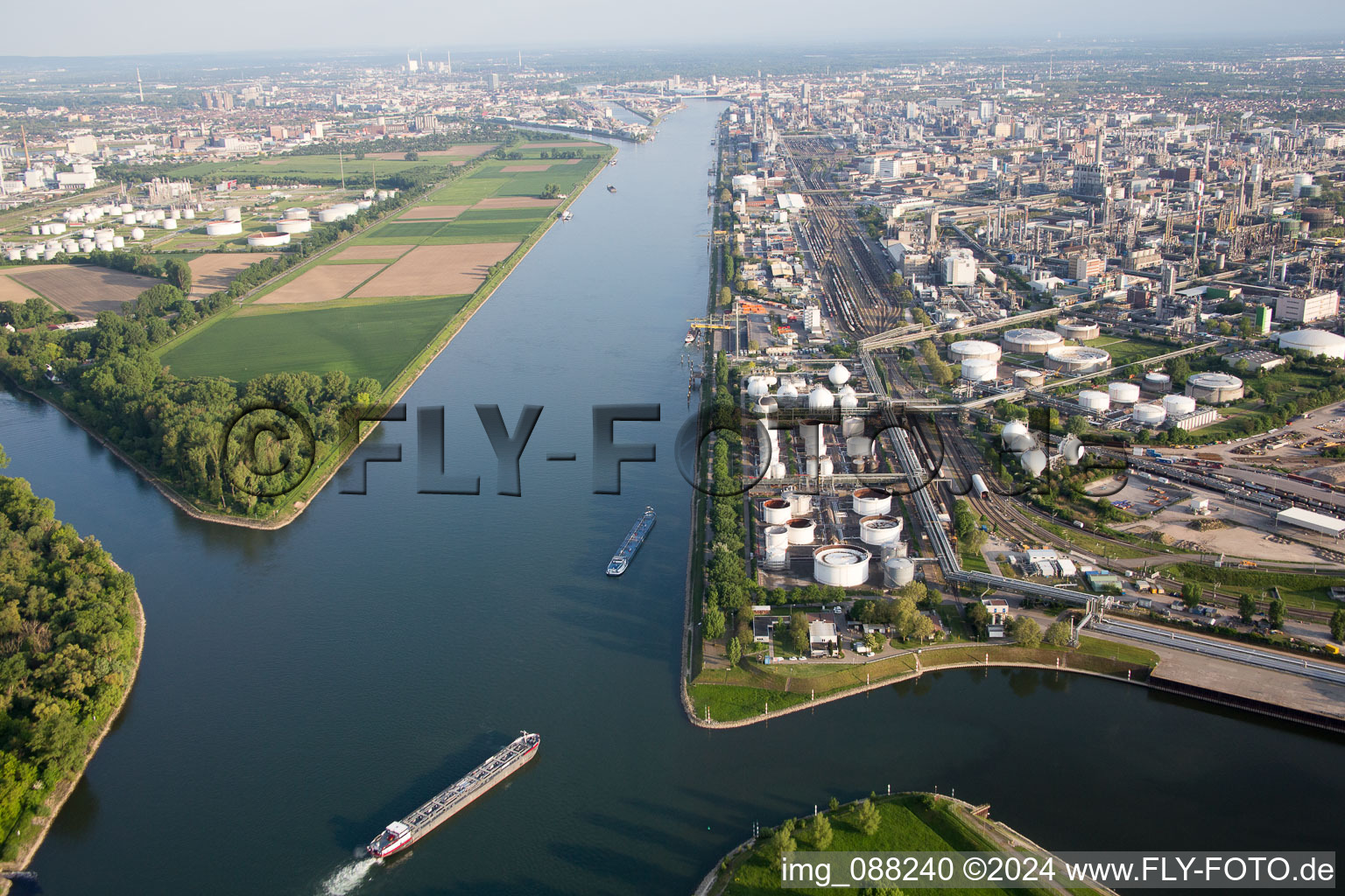 Vue aérienne de Au Landeshafen Nord à le quartier BASF in Ludwigshafen am Rhein dans le département Rhénanie-Palatinat, Allemagne