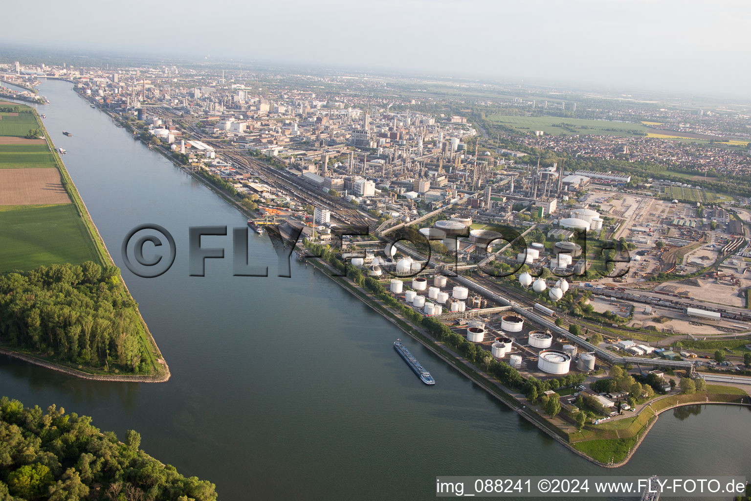 Vue aérienne de Au Landeshafen Nord à le quartier BASF in Ludwigshafen am Rhein dans le département Rhénanie-Palatinat, Allemagne