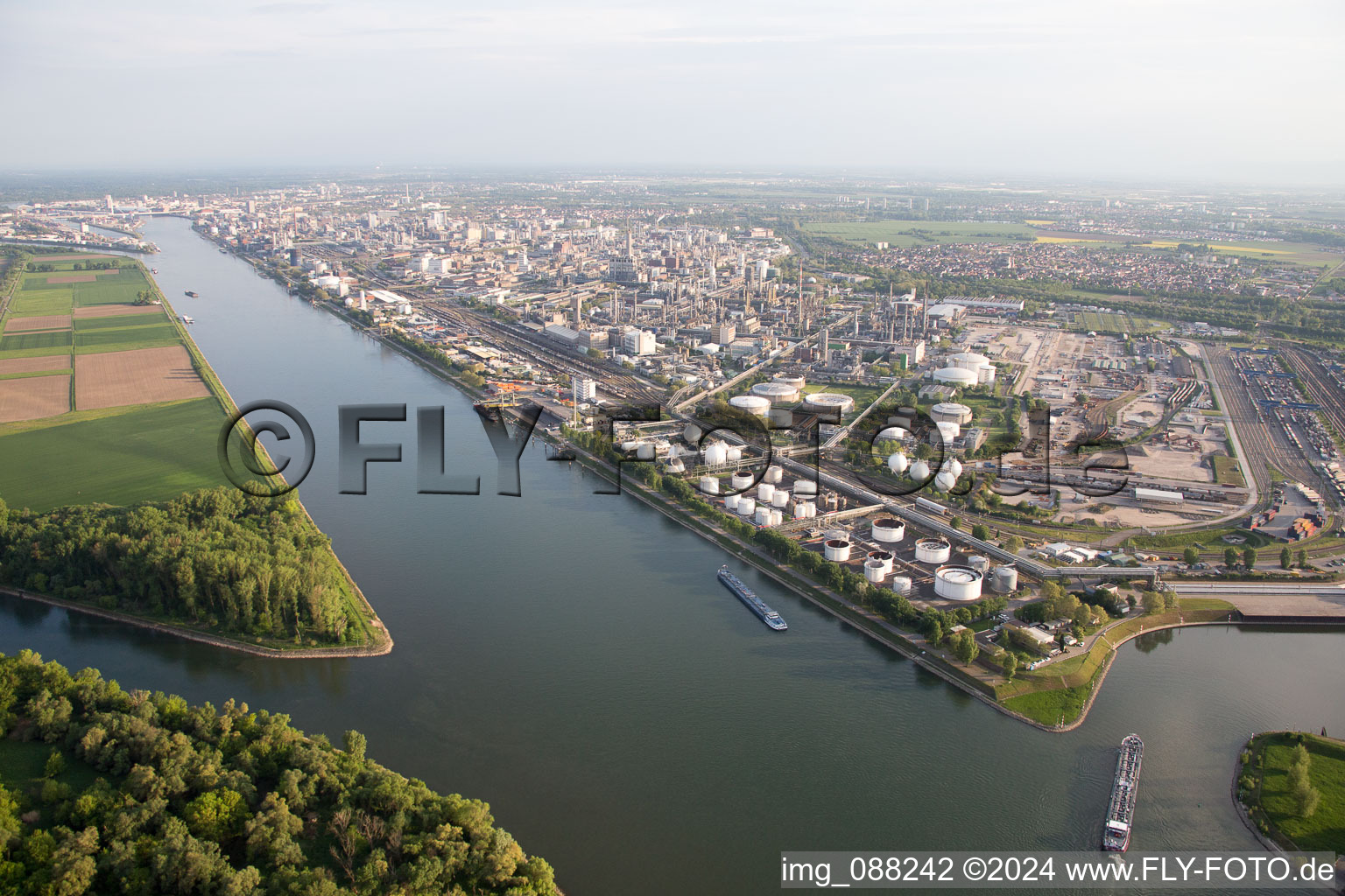 Photographie aérienne de Au Landeshafen Nord à le quartier BASF in Ludwigshafen am Rhein dans le département Rhénanie-Palatinat, Allemagne