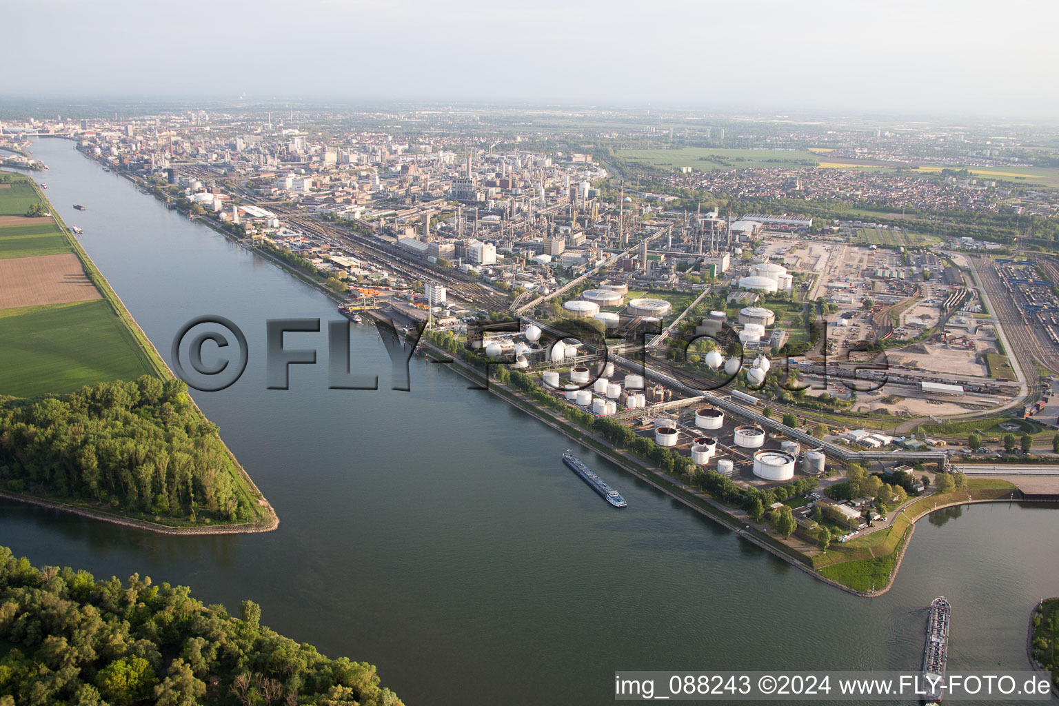 Vue oblique de Au Landeshafen Nord à le quartier BASF in Ludwigshafen am Rhein dans le département Rhénanie-Palatinat, Allemagne