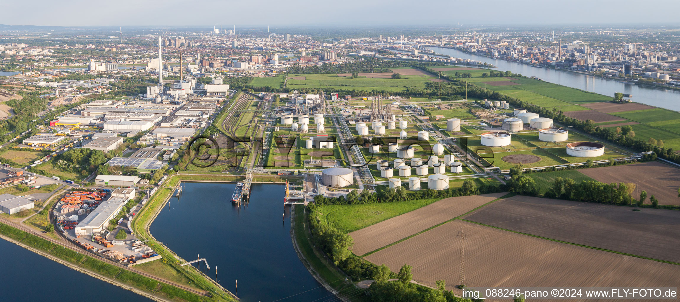 Vue aérienne de Zone industrielle et commerciale avec MTG Bayer GmbH sur Friesenheimer Insel dans le quartier Industriehafen à le quartier Neckarstadt-West in Mannheim dans le département Bade-Wurtemberg, Allemagne