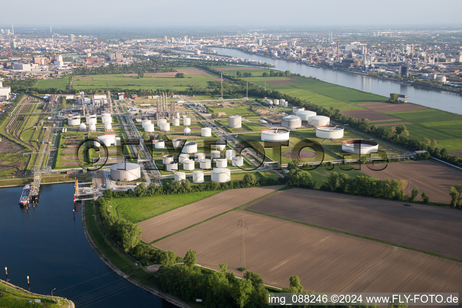 Vue oblique de BASF Friesenheim à le quartier Neckarstadt-West in Mannheim dans le département Bade-Wurtemberg, Allemagne