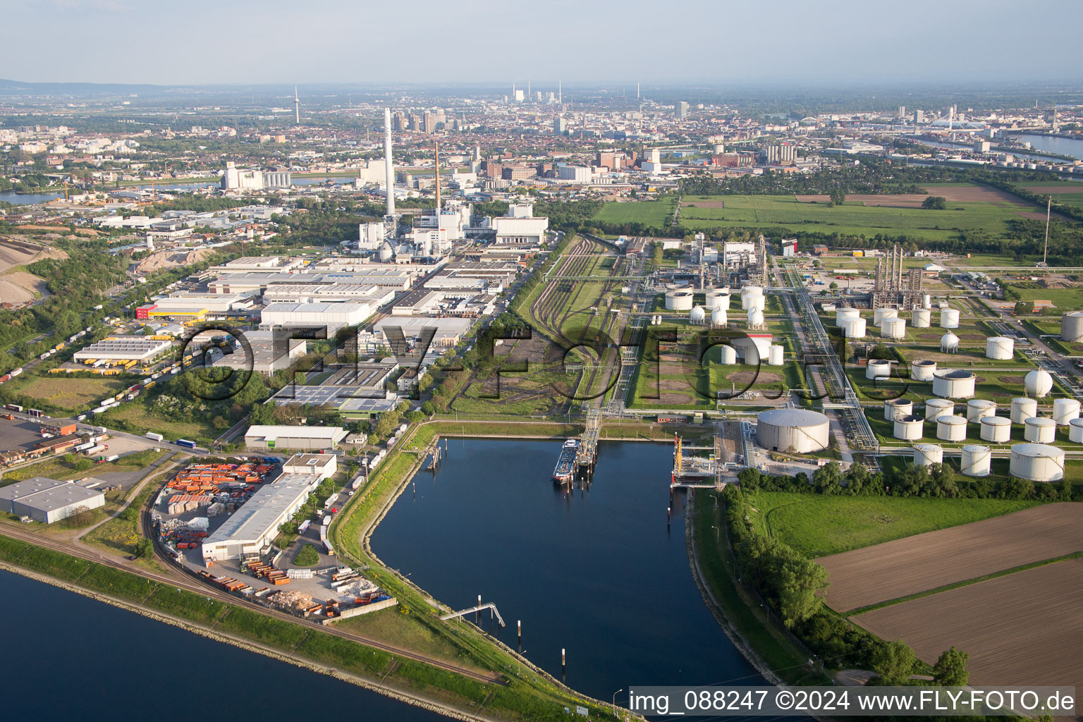 BASF Friesenheim à le quartier Neckarstadt-West in Mannheim dans le département Bade-Wurtemberg, Allemagne d'en haut