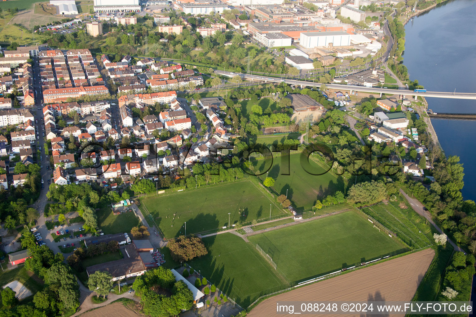 Vue aérienne de SKV Sandhofen à le quartier Sandhofen in Mannheim dans le département Bade-Wurtemberg, Allemagne