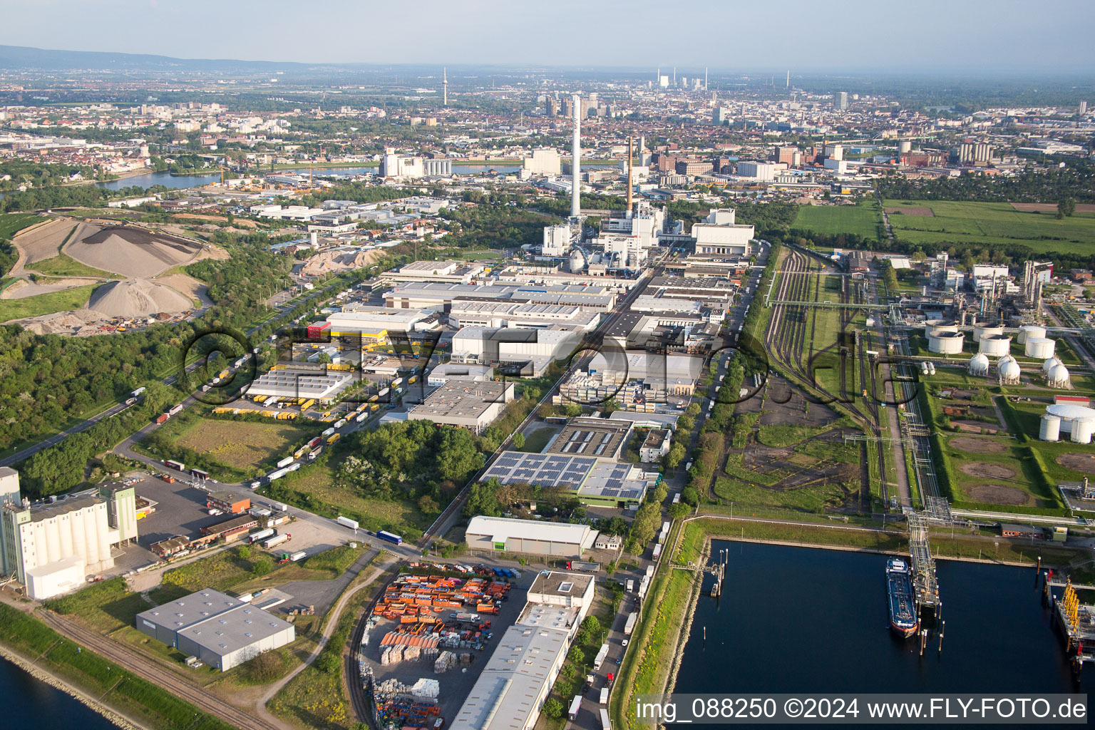 Vue aérienne de Locaux de l'usine MTG Bayer GmbH dans le quartier Industriehafen à le quartier Neckarstadt-West in Mannheim dans le département Bade-Wurtemberg, Allemagne
