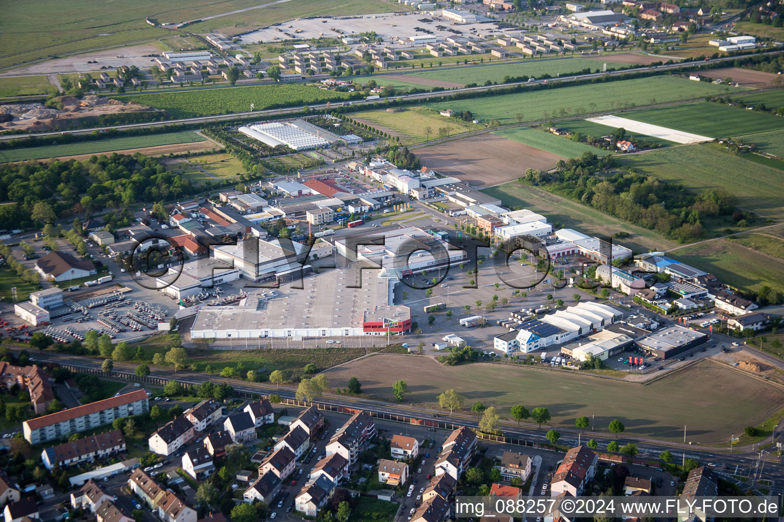 Vue aérienne de Magasin de meubles - marché du meuble de Roller Möbel - Mannheim et REWE Center à le quartier Sandhofen in Mannheim dans le département Bade-Wurtemberg, Allemagne