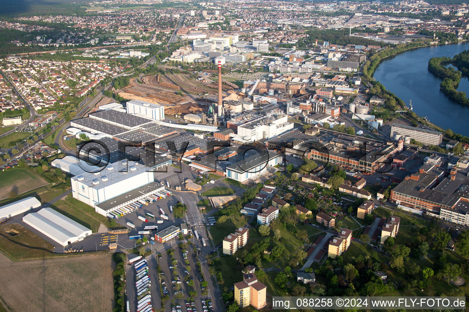 Vue aérienne de Site de l'usine SCA HYGIENE PRODUCTS GmbH sur l'Altrhein dans le quartier de Waldhof à le quartier Sandhofen in Mannheim dans le département Bade-Wurtemberg, Allemagne