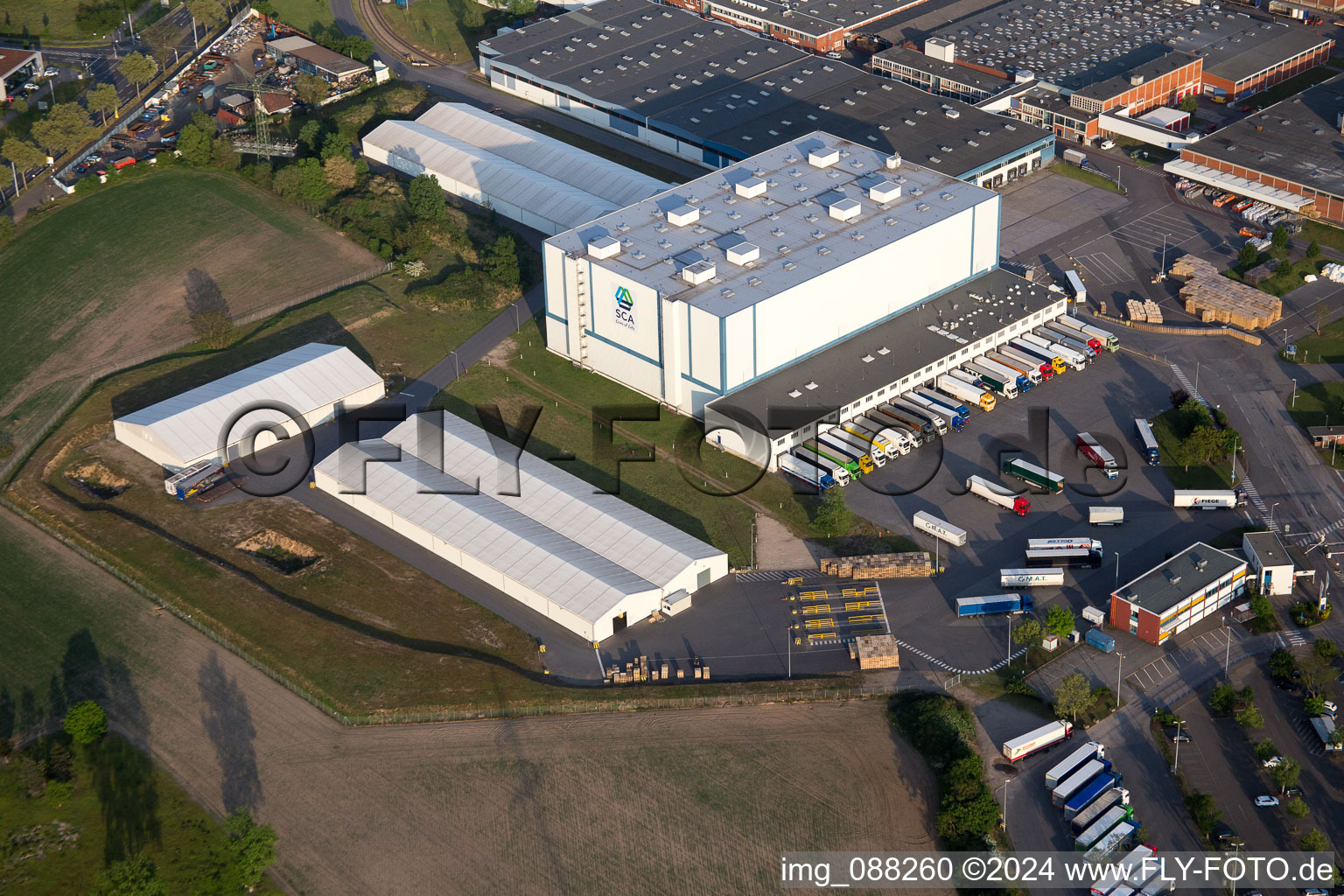 Vue aérienne de Accès des camions aux locaux de l'usine SCA HYGIENE PRODUCTS GmbH à Altrhein dans le quartier de Waldhof à le quartier Sandhofen in Mannheim dans le département Bade-Wurtemberg, Allemagne