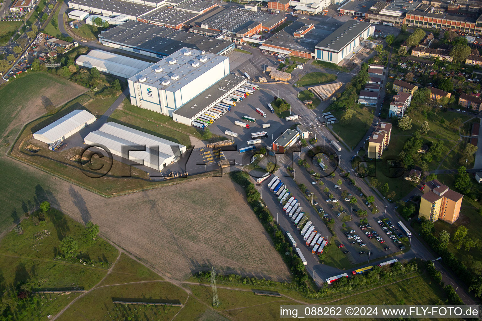 Vue aérienne de Accès des camions aux locaux de l'usine SCA HYGIENE PRODUCTS GmbH à Altrhein dans le quartier de Waldhof à le quartier Sandhofen in Mannheim dans le département Bade-Wurtemberg, Allemagne