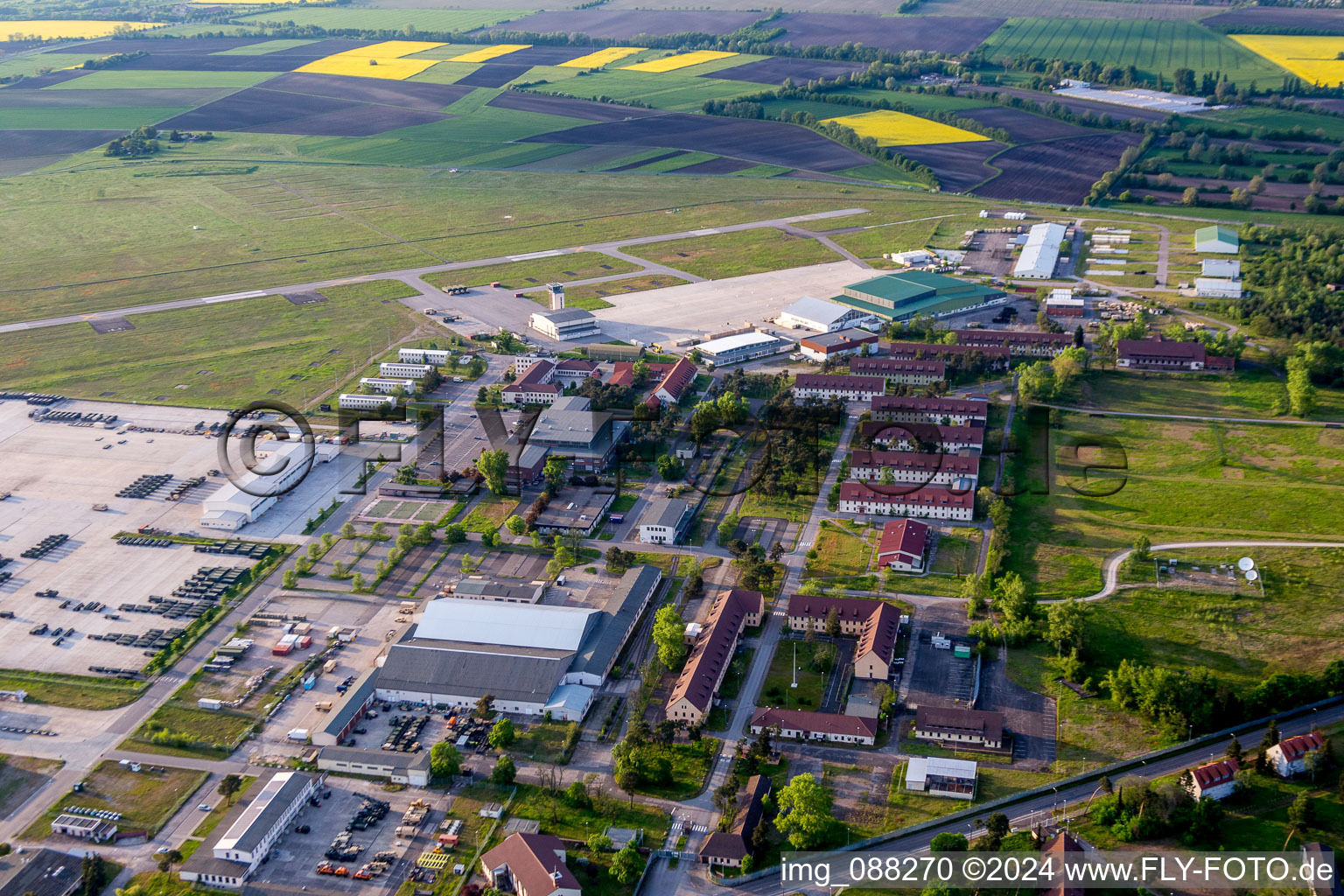 Vue aérienne de Piste et piste fermées à l'ancien aérodrome de Coleman de l'US Air Force à le quartier Sandhofen in Mannheim dans le département Bade-Wurtemberg, Allemagne