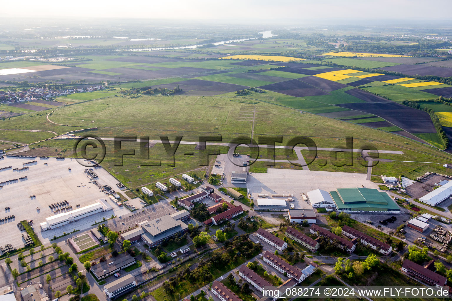 Vue aérienne de Piste et piste fermées à l'ancien aérodrome de Coleman de l'US Air Force à le quartier Sandhofen in Mannheim dans le département Bade-Wurtemberg, Allemagne