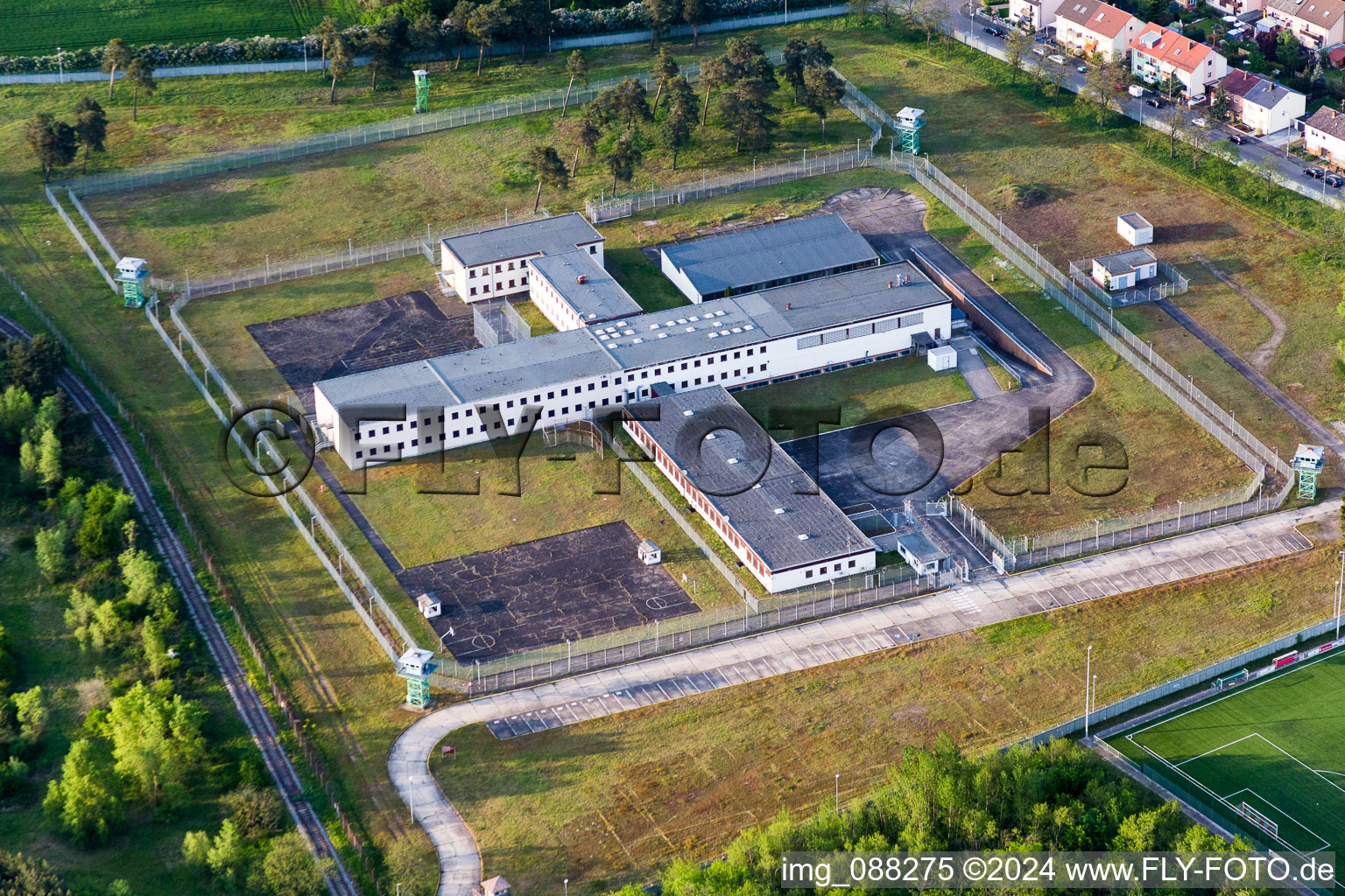 Vue aérienne de Terrain de prison et clôture de sécurité de la prison militaire de l'ancien aérodrome Coleman Baracks de l'US Air Force à le quartier Sandhofen in Mannheim dans le département Bade-Wurtemberg, Allemagne