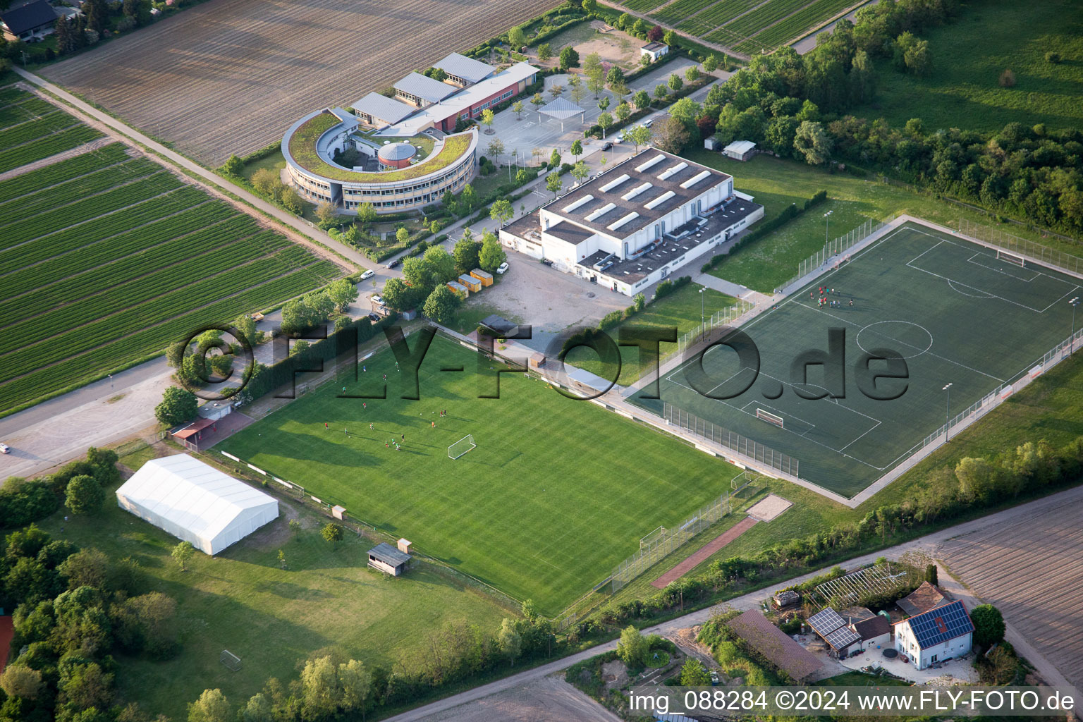 Vue aérienne de École Pestalozzi à Lampertheim dans le département Hesse, Allemagne