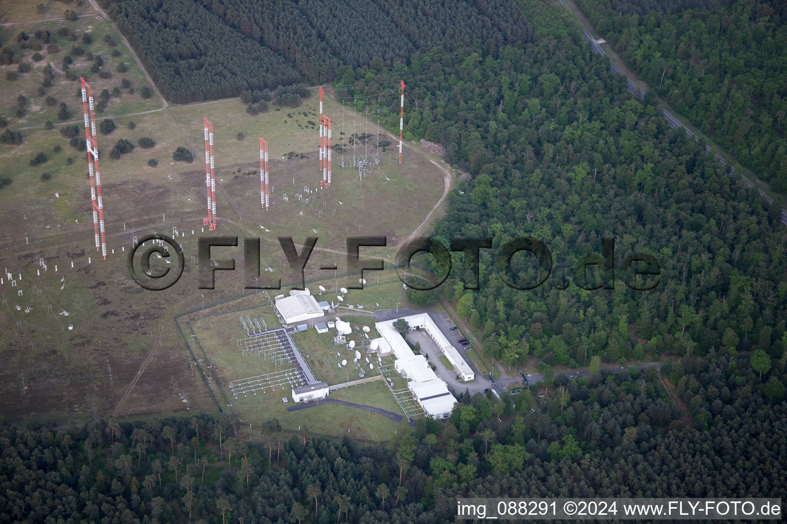 Vue aérienne de Système d'antenne à Lampertheim dans le département Hesse, Allemagne