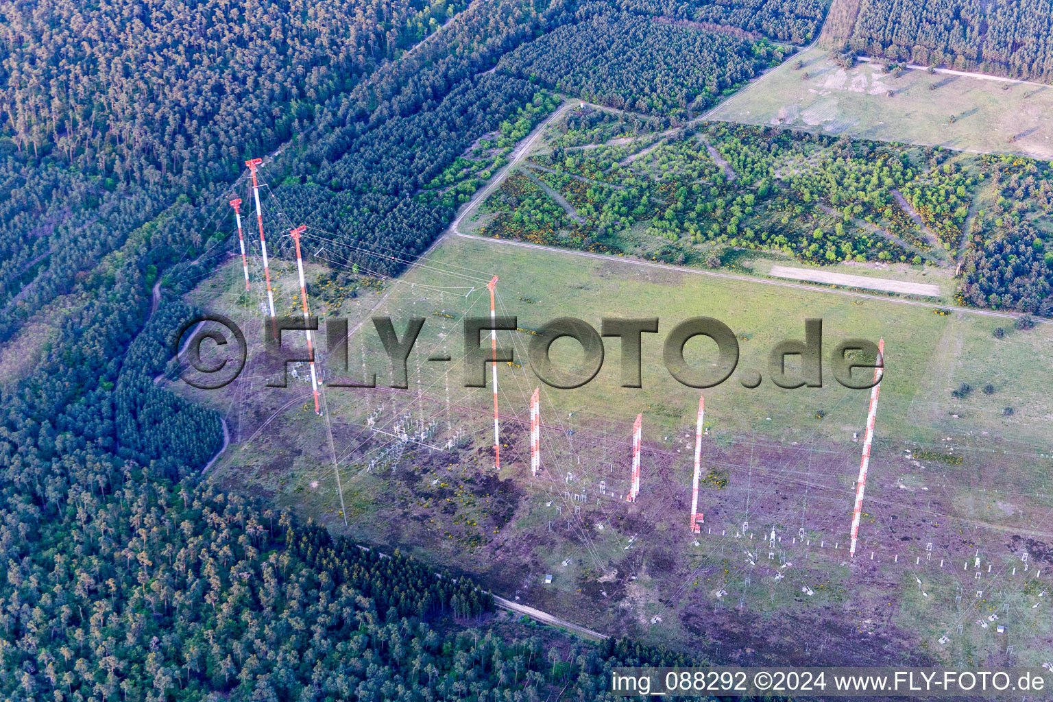 Vue aérienne de Système d'antenne sur la propriété militaire de la station émettrice IBB Lampertheim pour la diffusion de Radio Liberty et Radio Free Europe (maintenant également VOA) à le quartier Neuschloß in Lampertheim dans le département Hesse, Allemagne