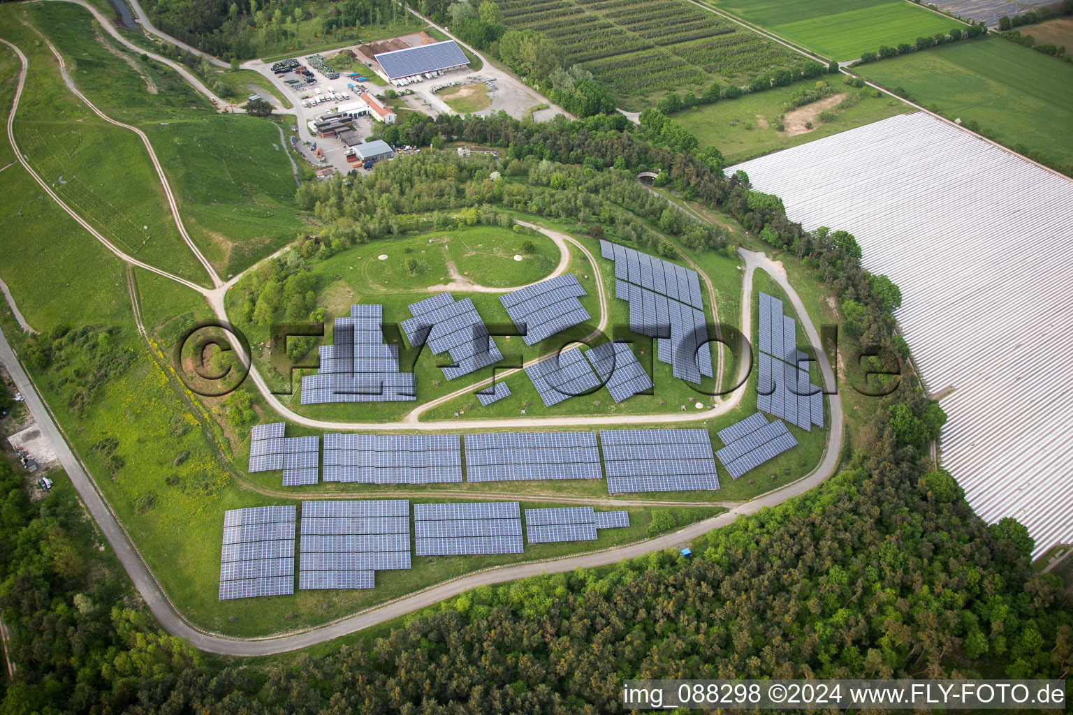 Vue aérienne de Système photovoltaïque sur une ancienne décharge à le quartier Hüttenfeld in Lampertheim dans le département Hesse, Allemagne