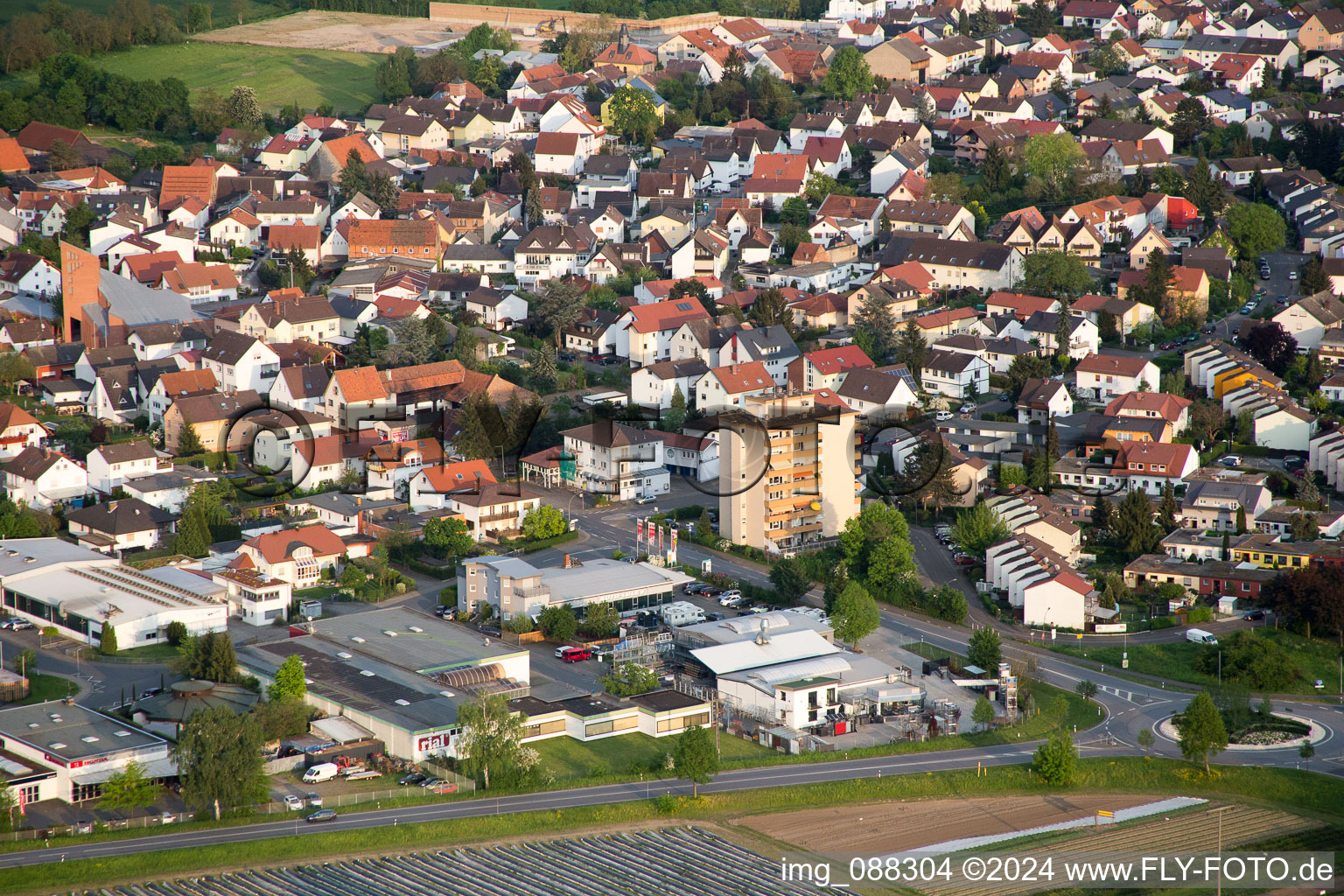 Vue aérienne de Zone commerciale et établissement d'entreprise "an der Tuchbleiche" avec Parker Hannifin GmbH Division POLYFLEX dans le quartier Hüttenfeld à Lampertheim à Hüttenfeld dans le département Hesse, Allemagne