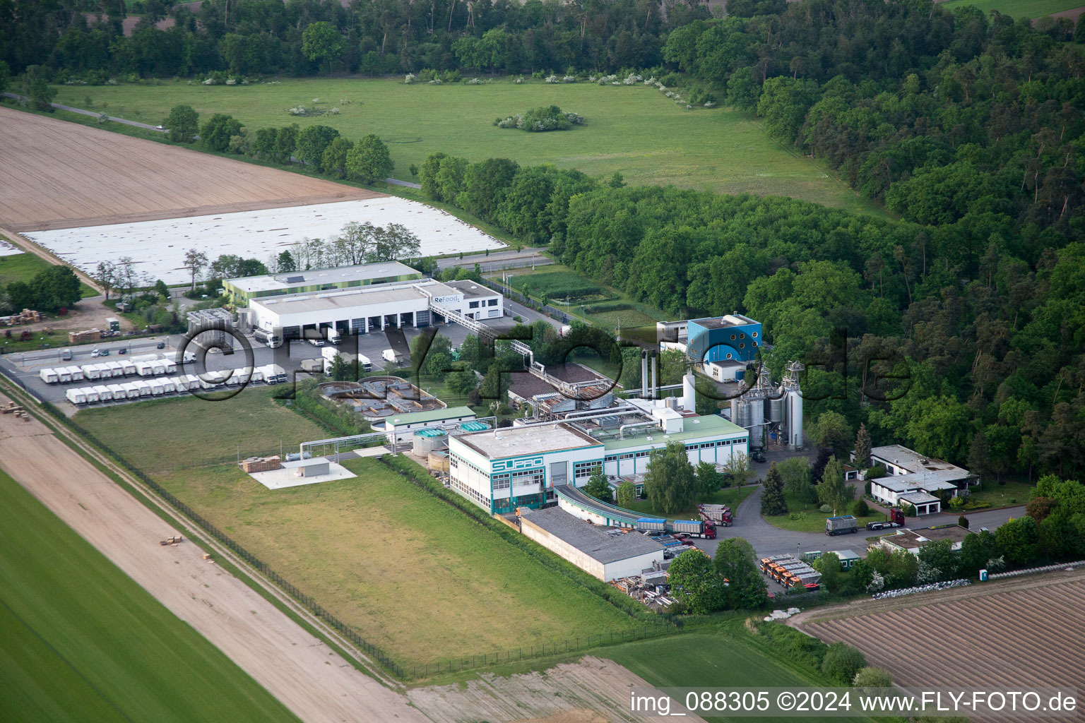 Vue aérienne de Supro GmbH à le quartier Hüttenfeld in Lampertheim dans le département Hesse, Allemagne