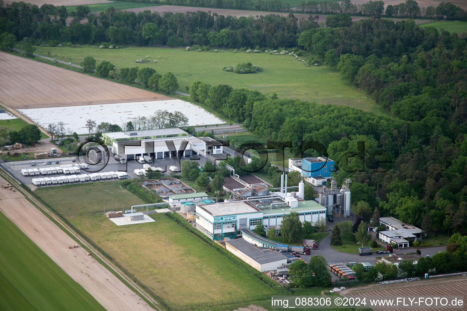 Vue aérienne de Supro GmbH à le quartier Hüttenfeld in Lampertheim dans le département Hesse, Allemagne