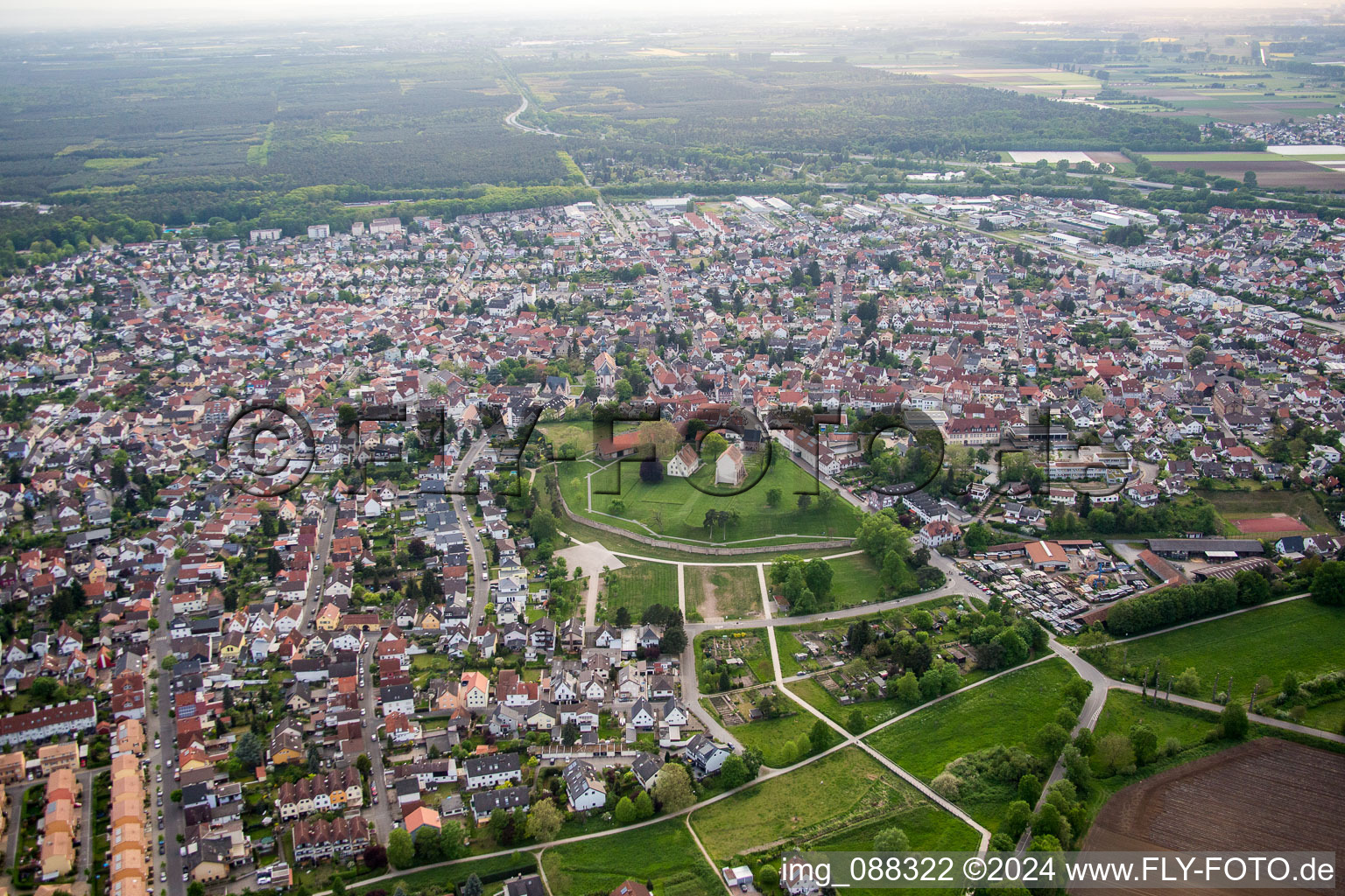 Vue des rues et des maisons des quartiers résidentiels à Lorsch dans le département Hesse, Allemagne d'en haut