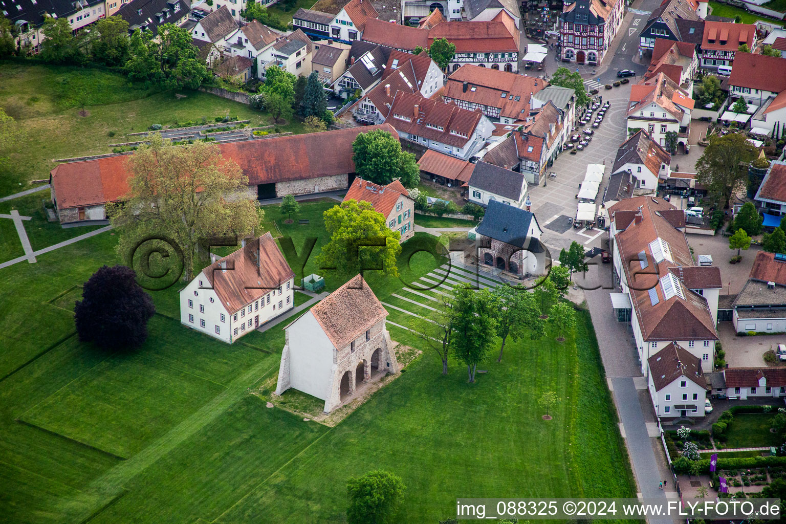 Vue aérienne de Ensemble de bâtiments de l'ancien monastère et aujourd'hui complexe de monastère-musée Lorsch à Lorsch dans le département Hesse, Allemagne