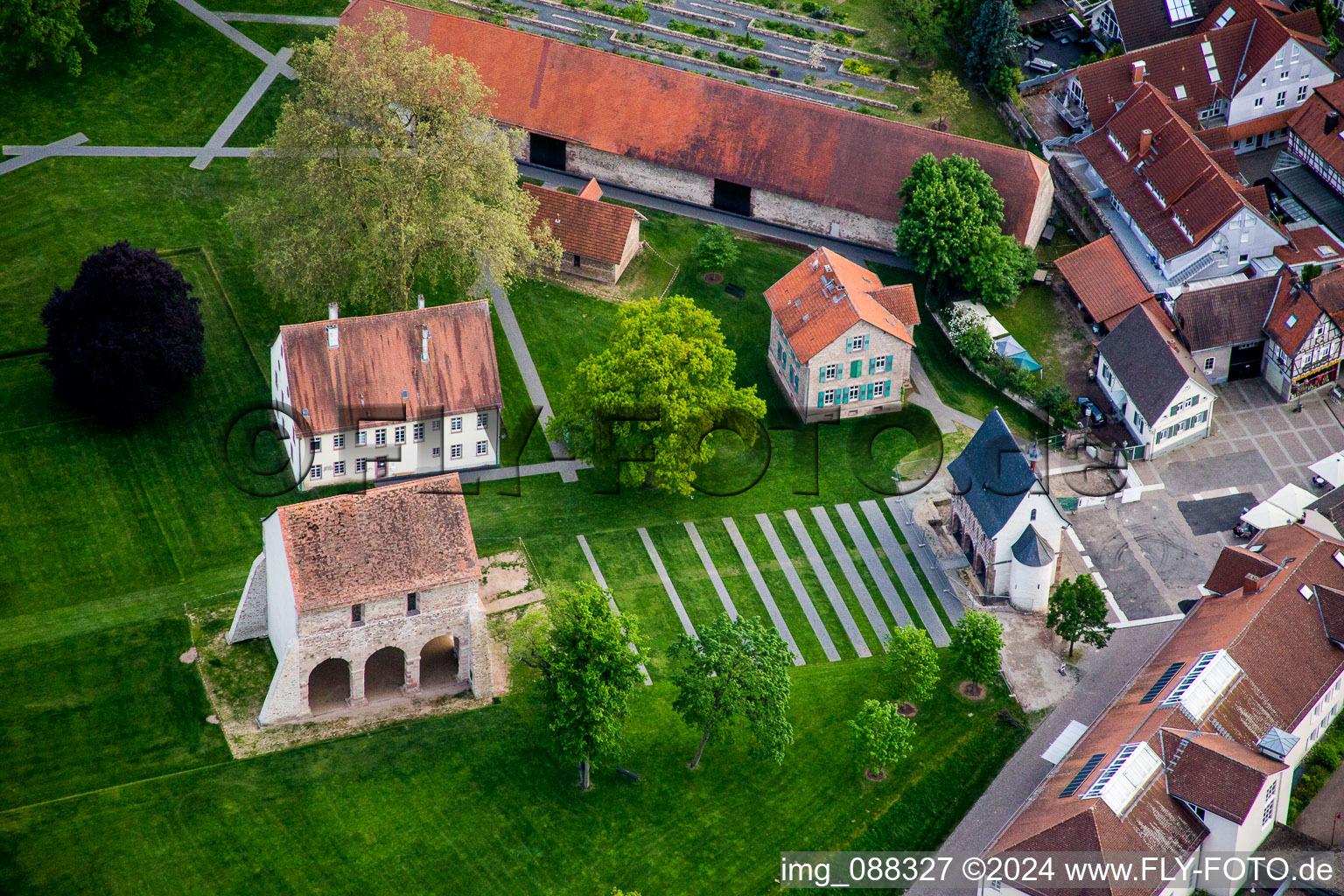 Vue aérienne de Ensemble de bâtiments de l'ancien monastère et aujourd'hui complexe de monastère-musée Lorsch à Lorsch dans le département Hesse, Allemagne